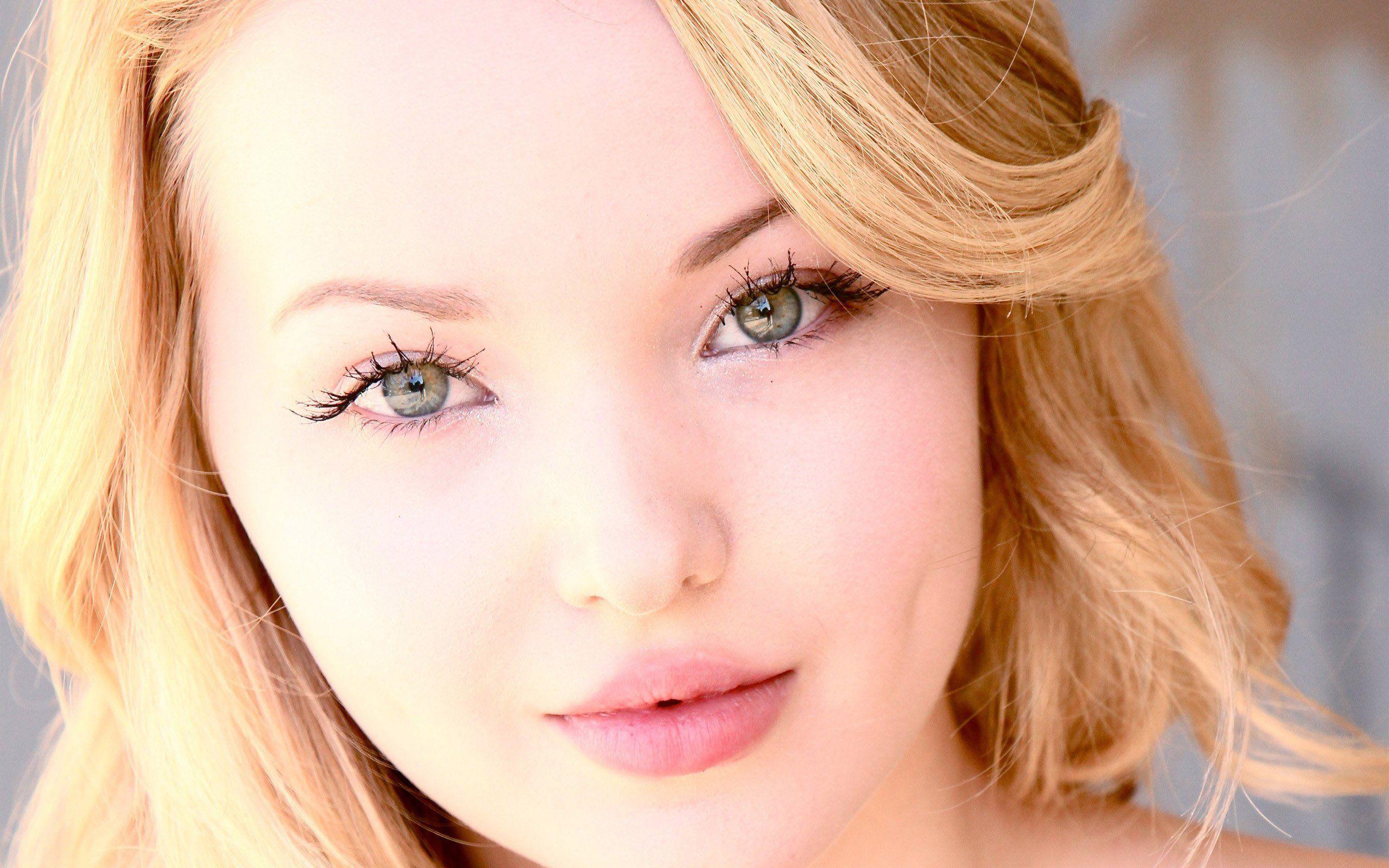 Dove Cameron Cute Face Wallpapers