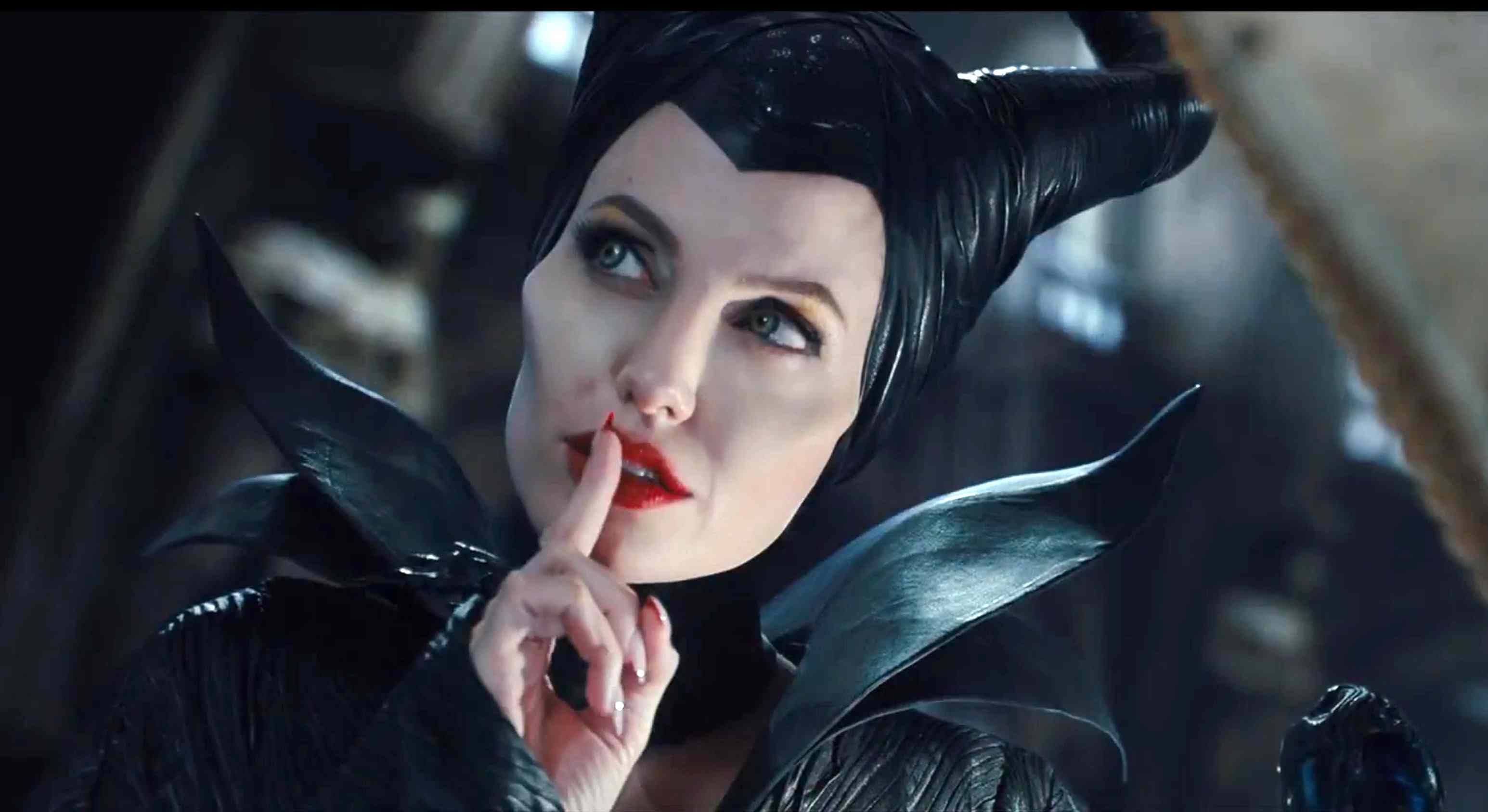 Elle Fanning As Maleficent Cosplay with Angelina Jolie Wallpapers