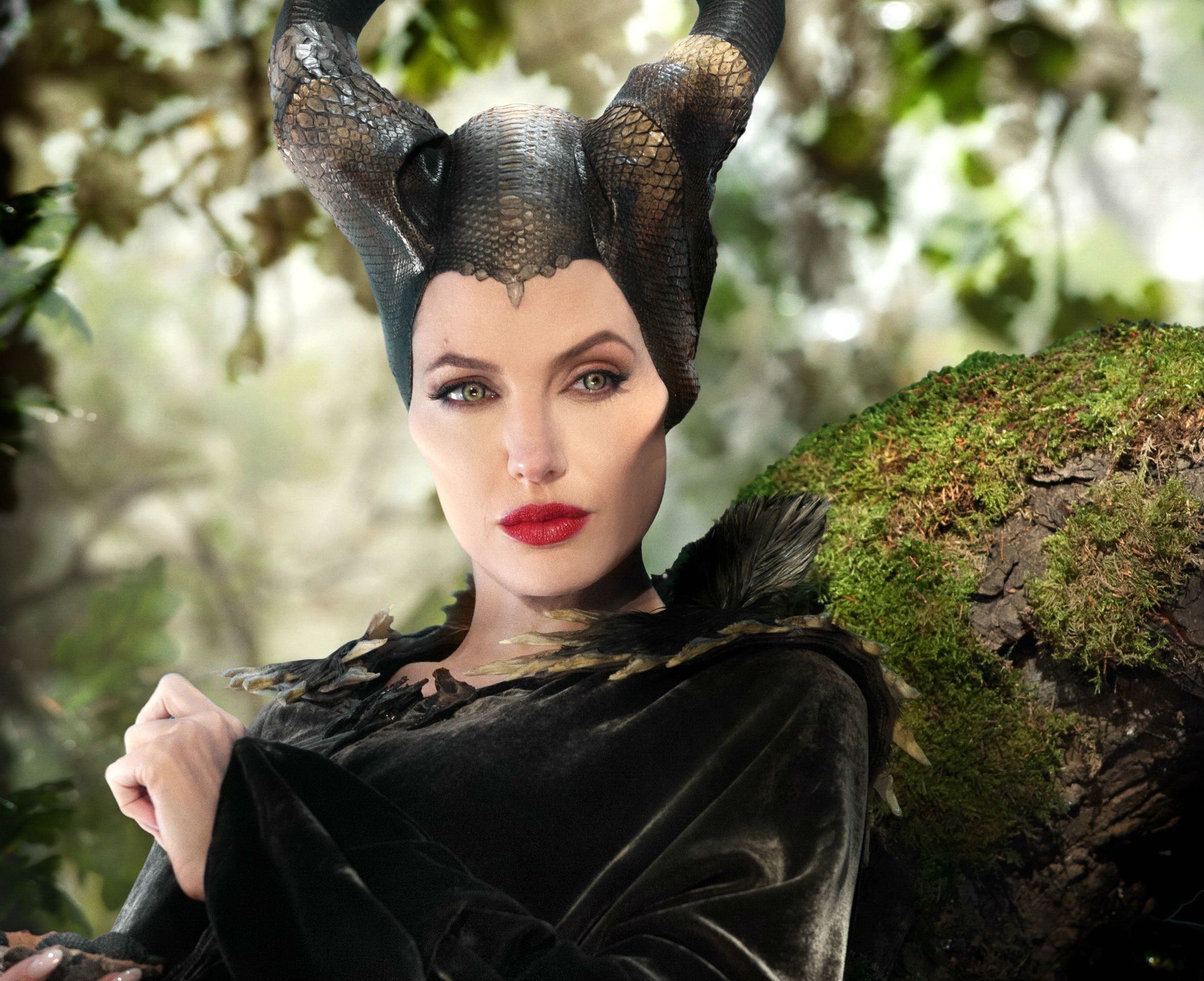 Elle Fanning As Maleficent Cosplay with Angelina Jolie Wallpapers