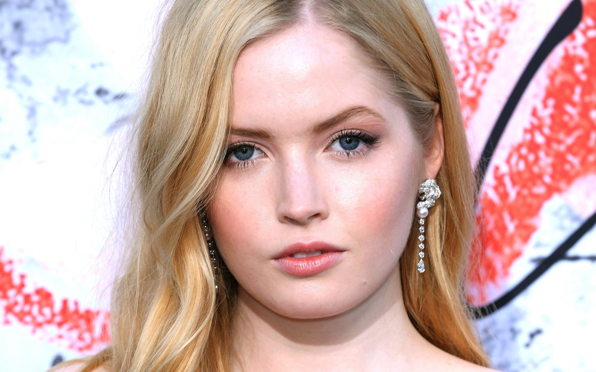 Blonde 2018. Ellie Bamber. Элли Бамбер Козетта. Элли Бамбер блондинка. Элли Бамбер Отверженные.