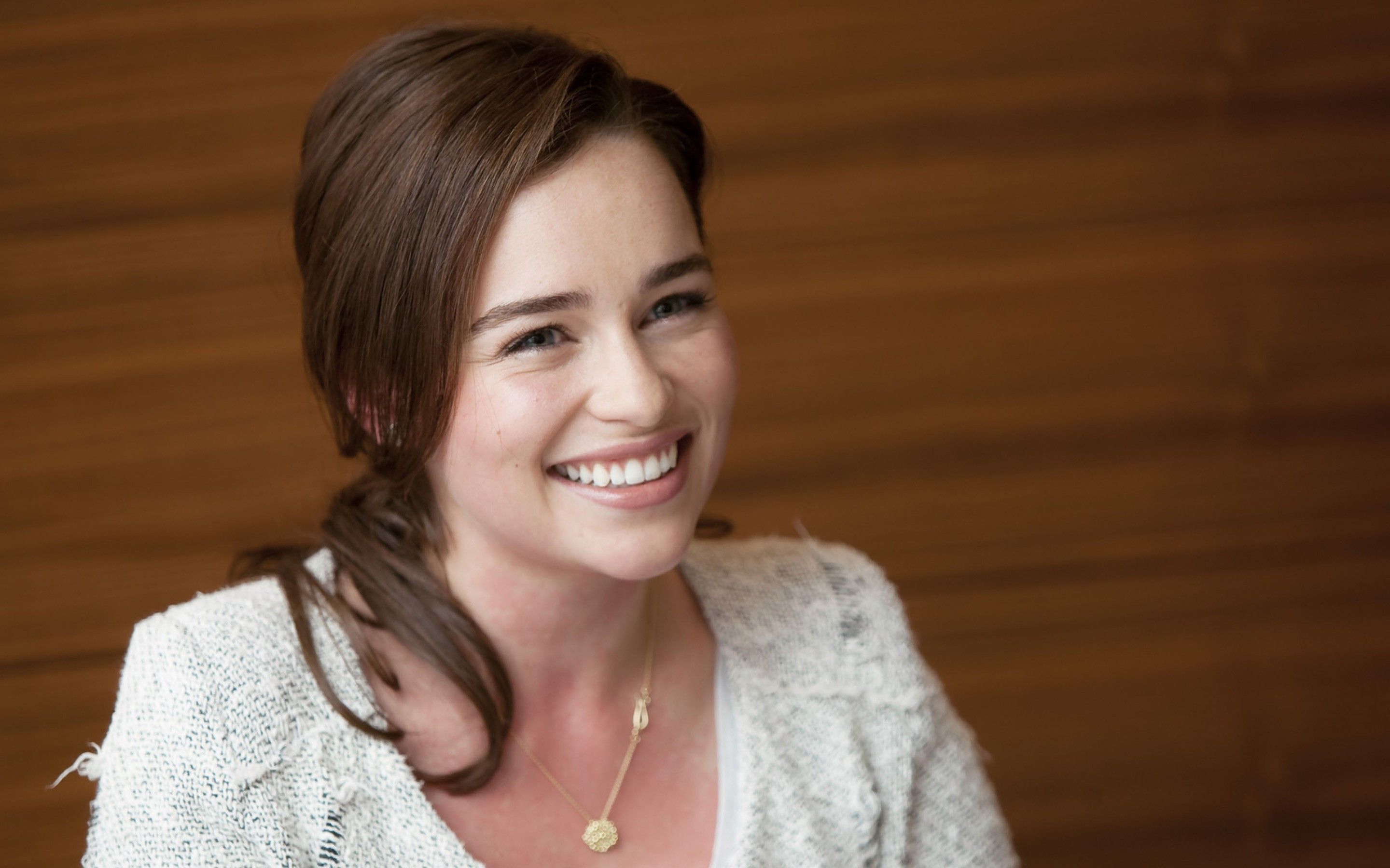 Emilia Clarke Cute Face Portrait Wallpapers