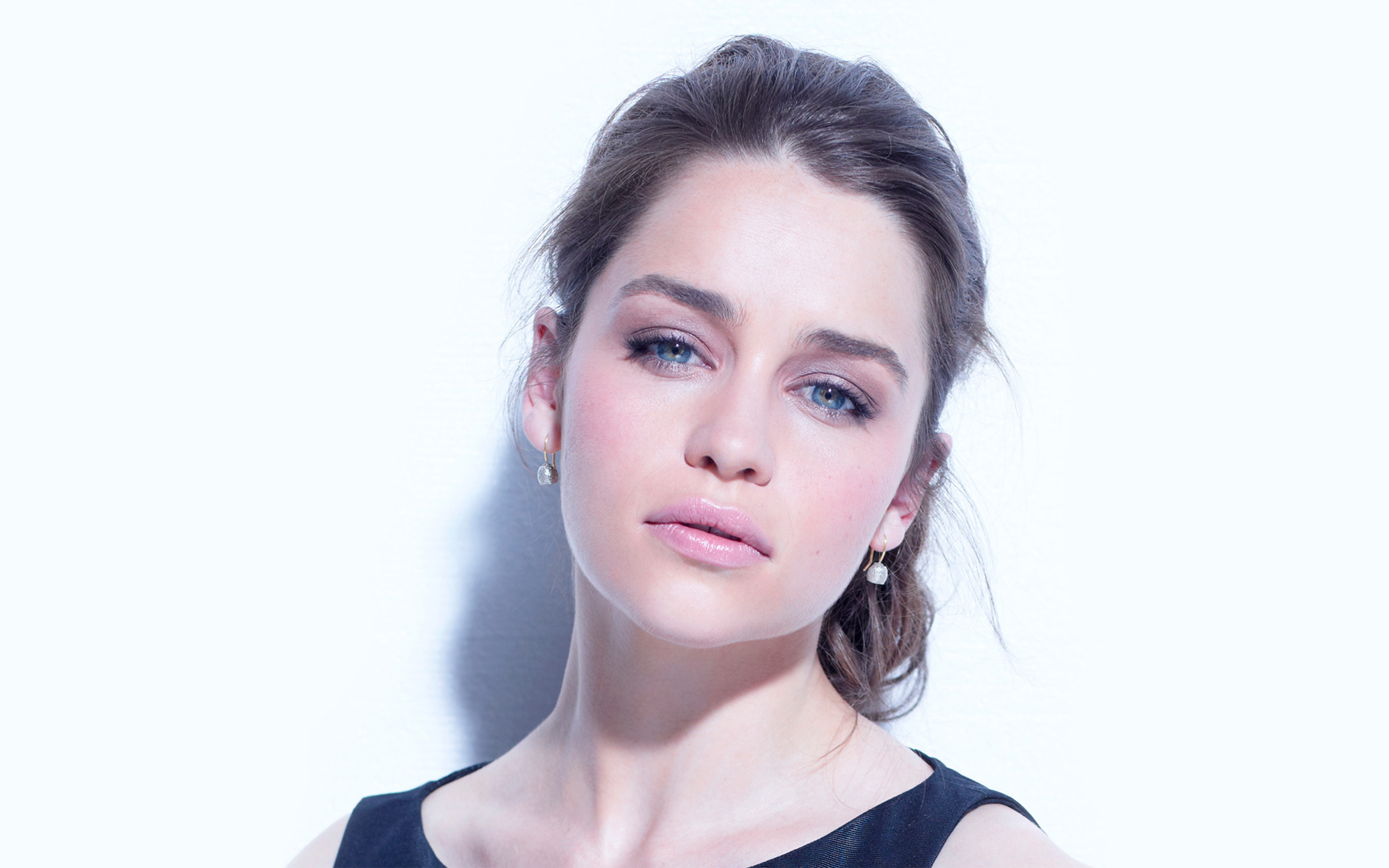 Emilia Clarke Cute Face Portrait Wallpapers