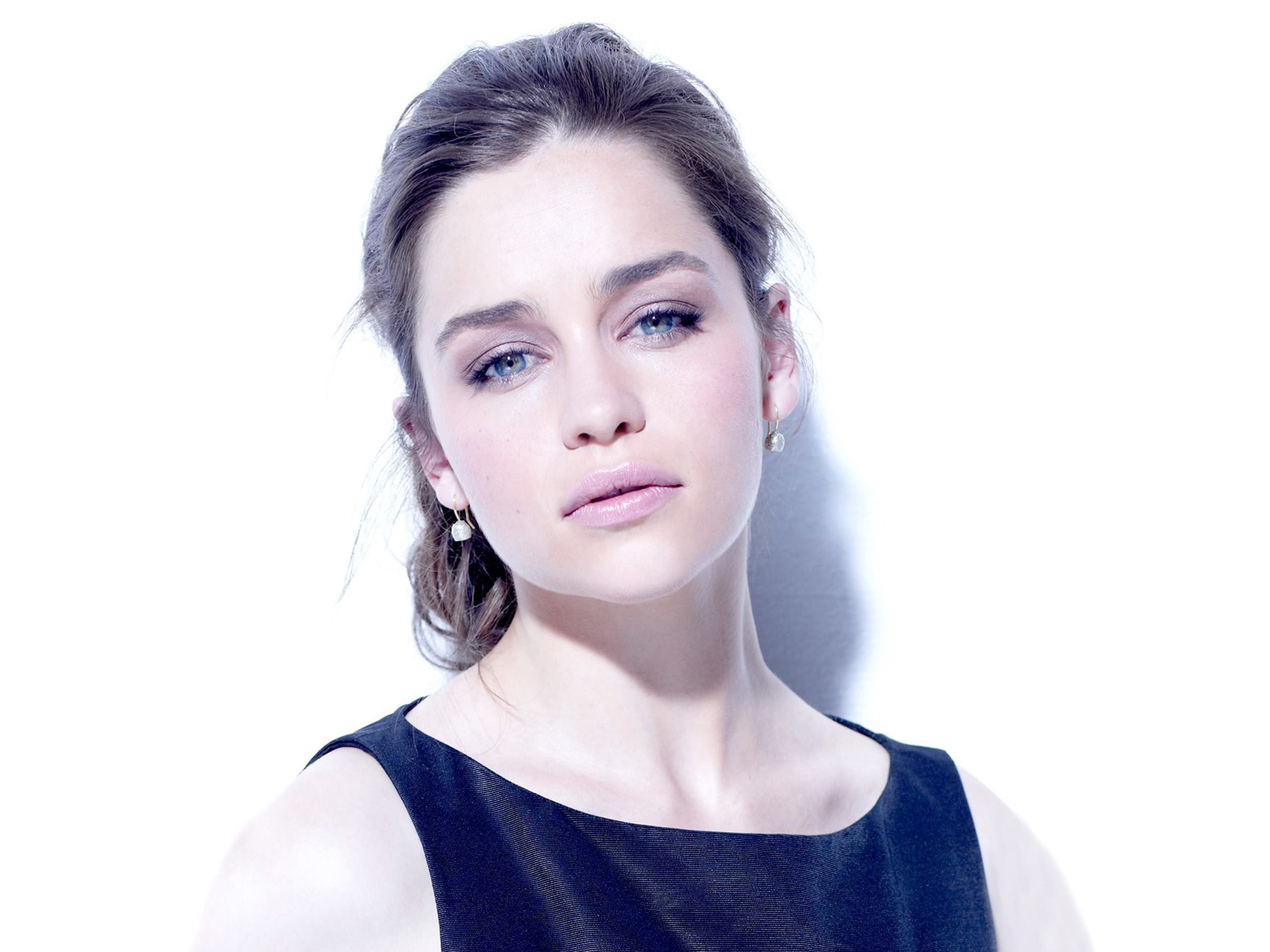 Emilia Clarke Cute Face Portrait Wallpapers