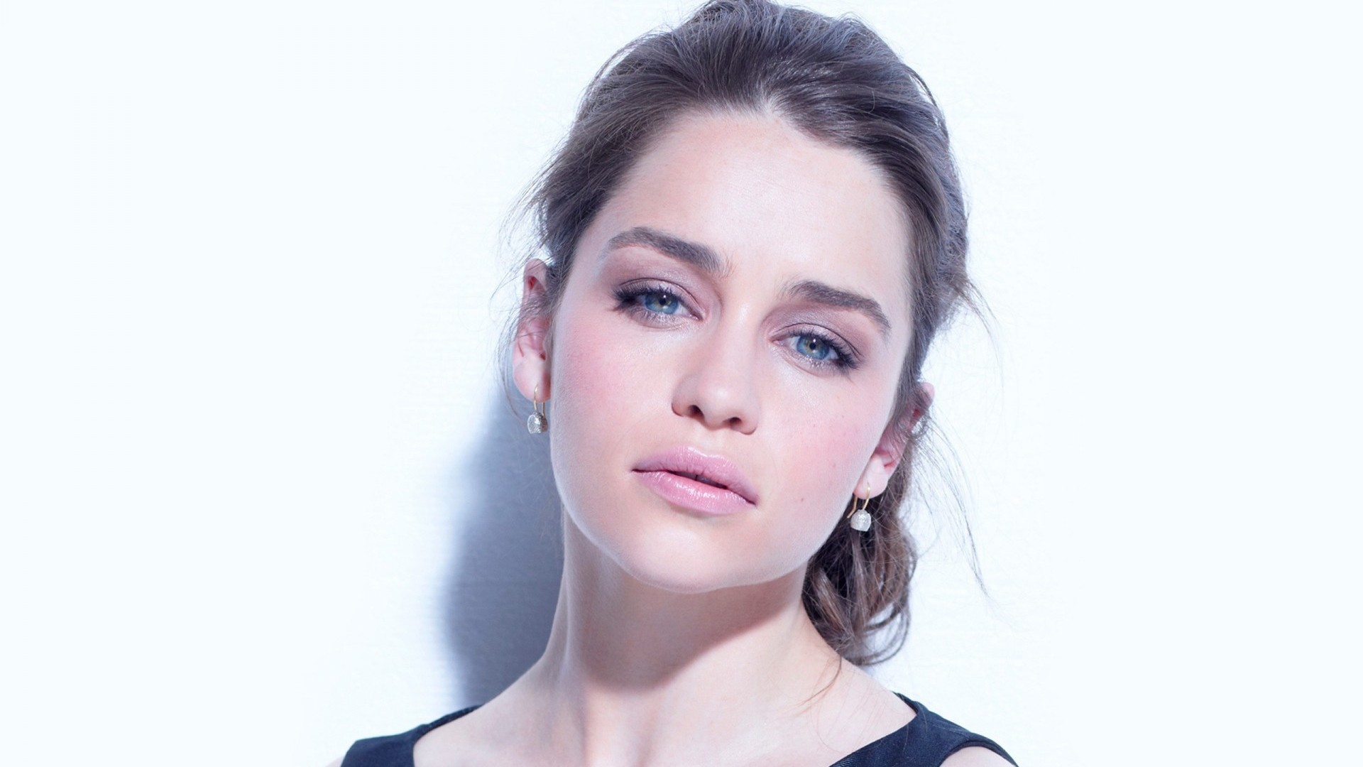 Emilia Clarke Cute Face Portrait Wallpapers