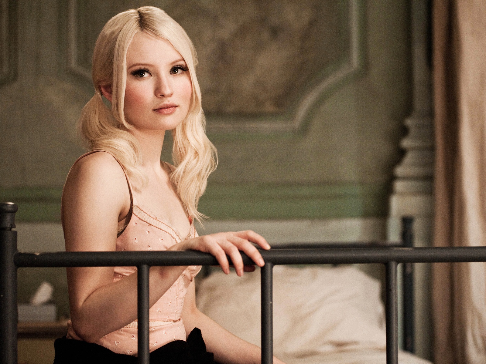 Emily Browning Wallpapers