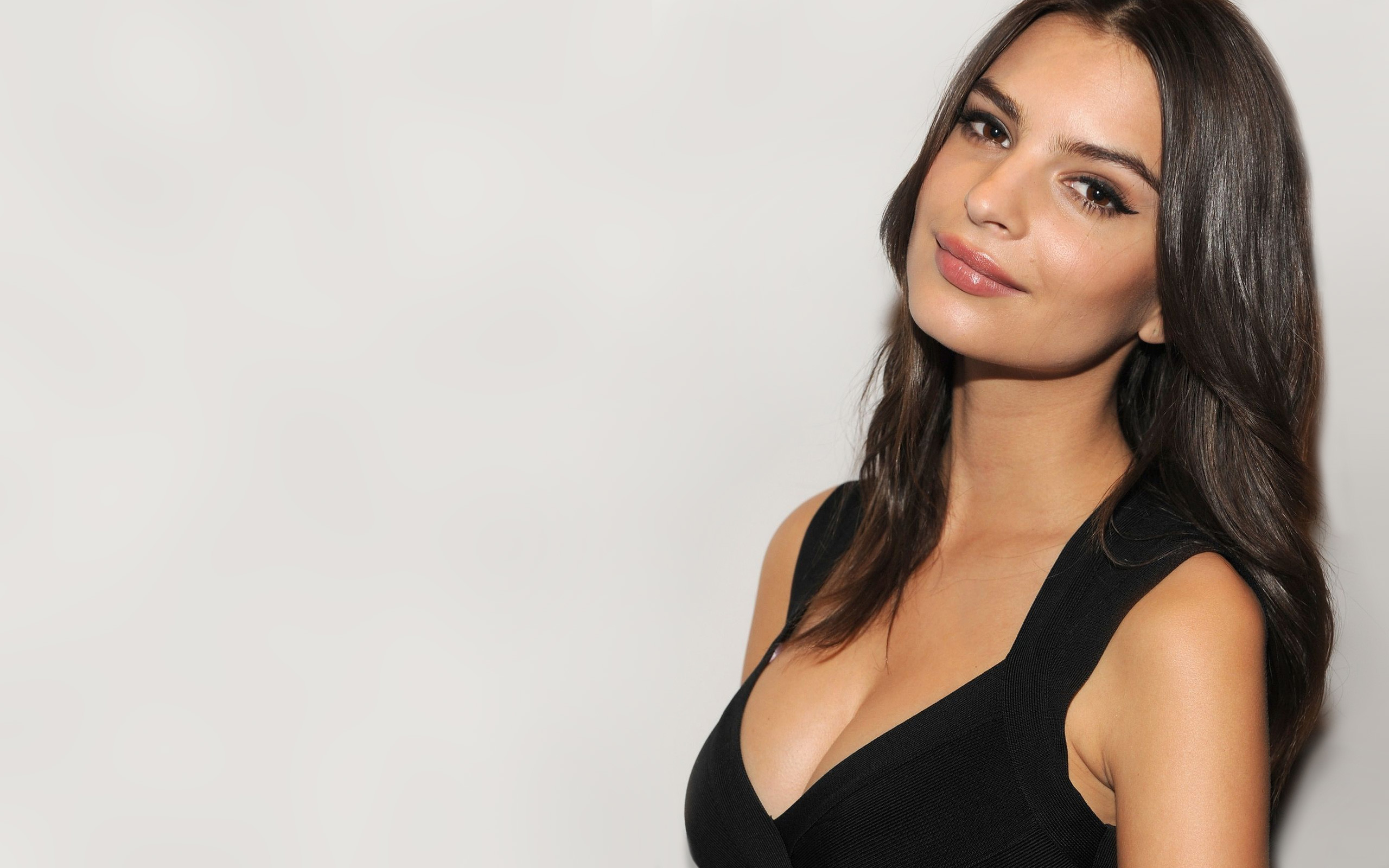 Emily Ratajkowski GQ Wallpapers