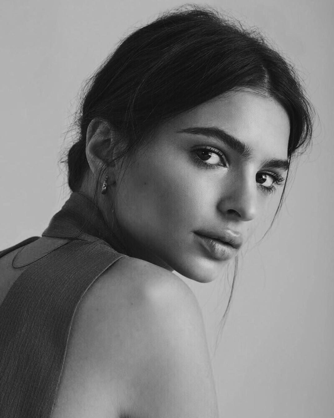 Emily Ratajkowski Monochrome Wallpapers