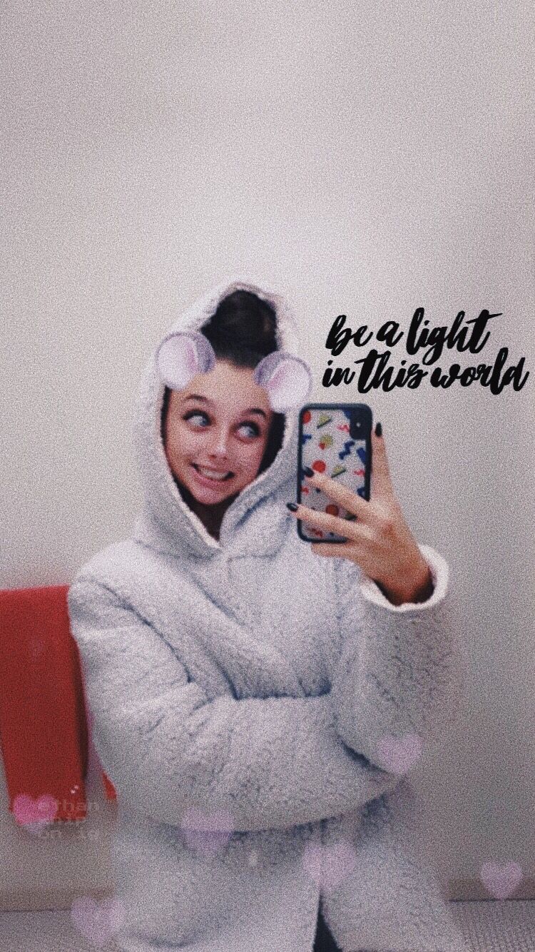 Emma Chamberlain 2020 Wallpapers