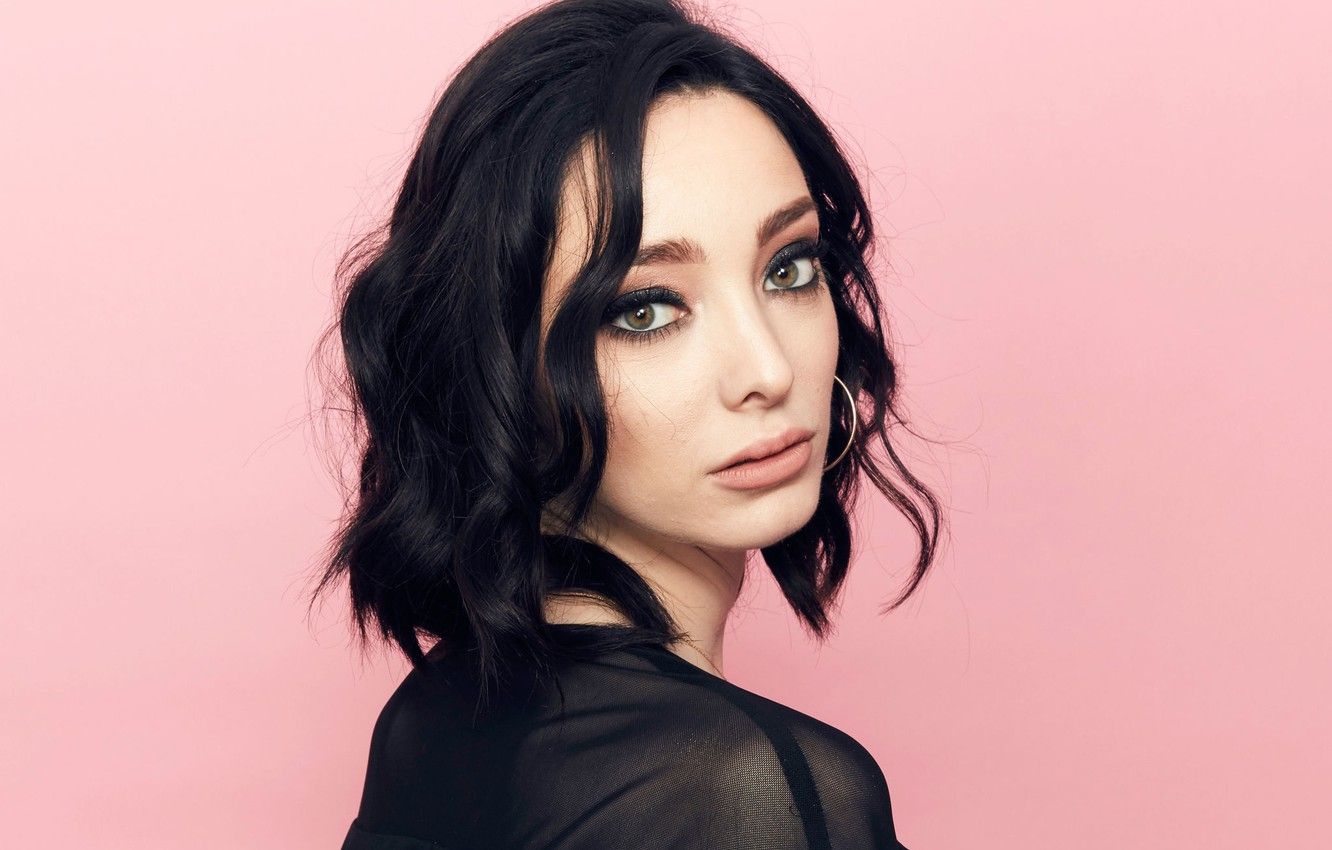 Emma Dumont Photoshoot 2019 Wallpapers