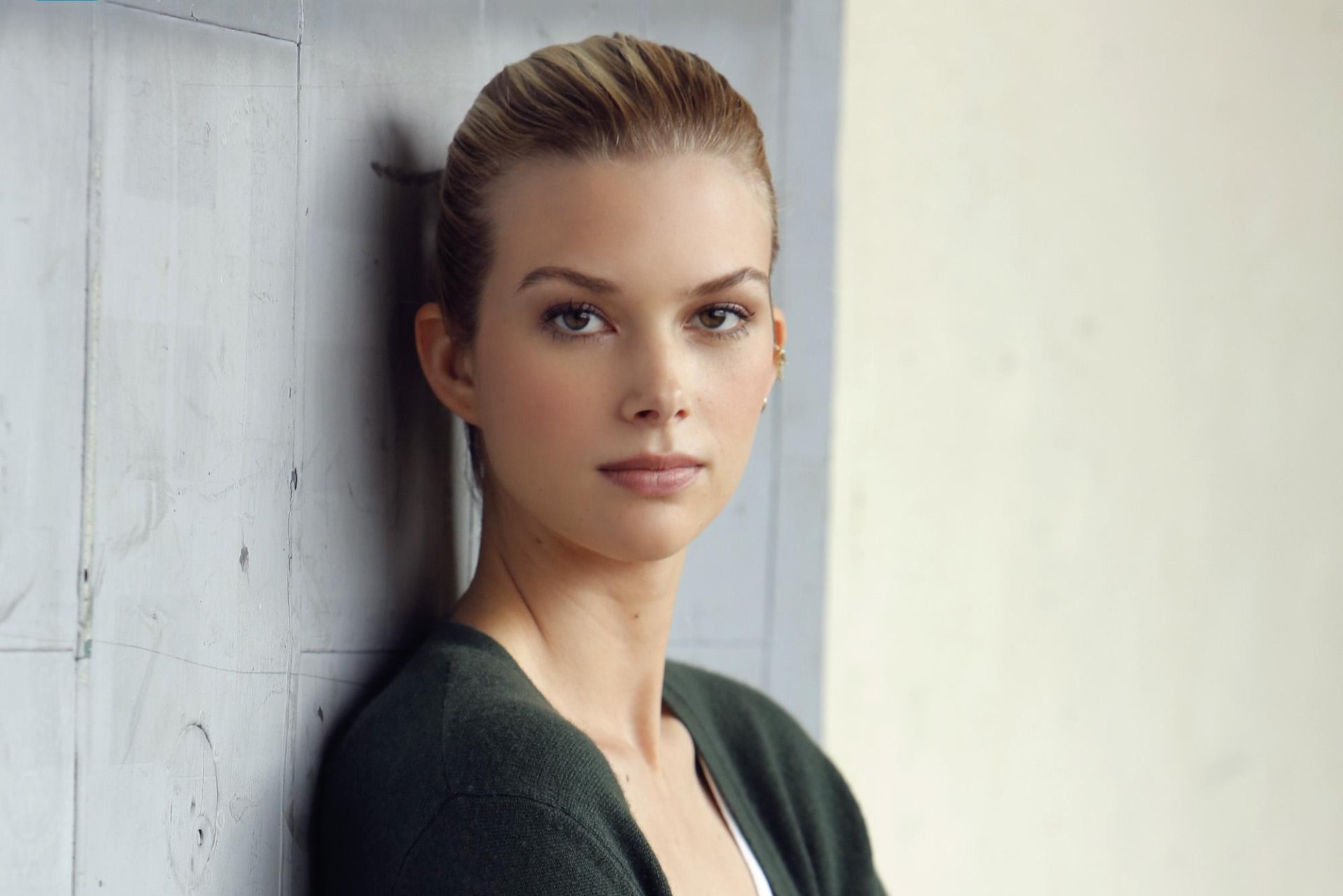 Emma Ishta Wallpapers