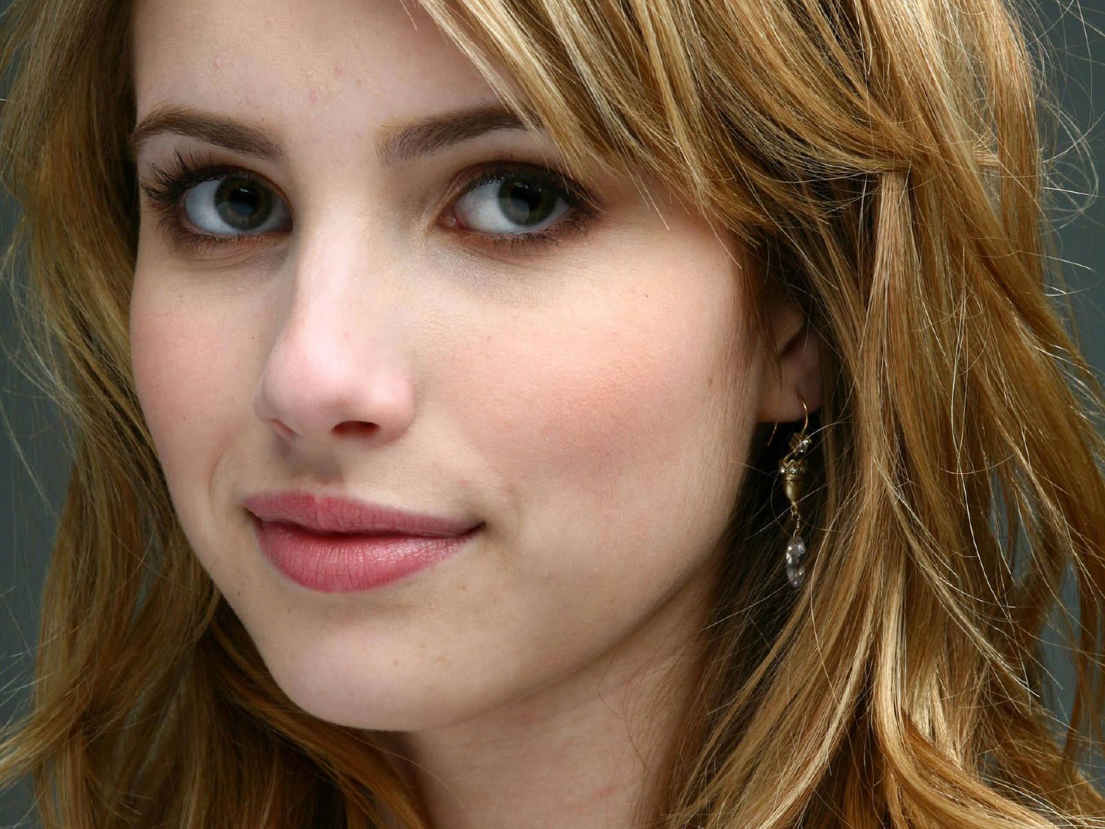 Emma Roberts Face Wallpapers