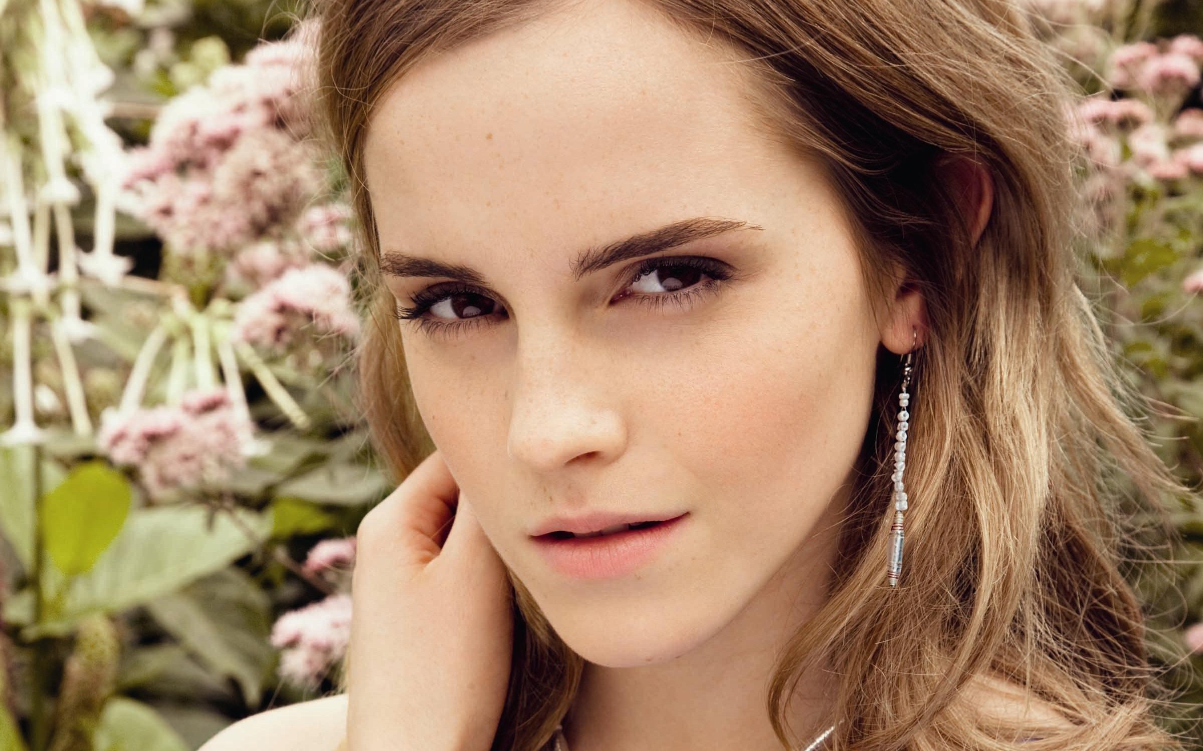 Emma Watson Looking at Viewer Wallpapers