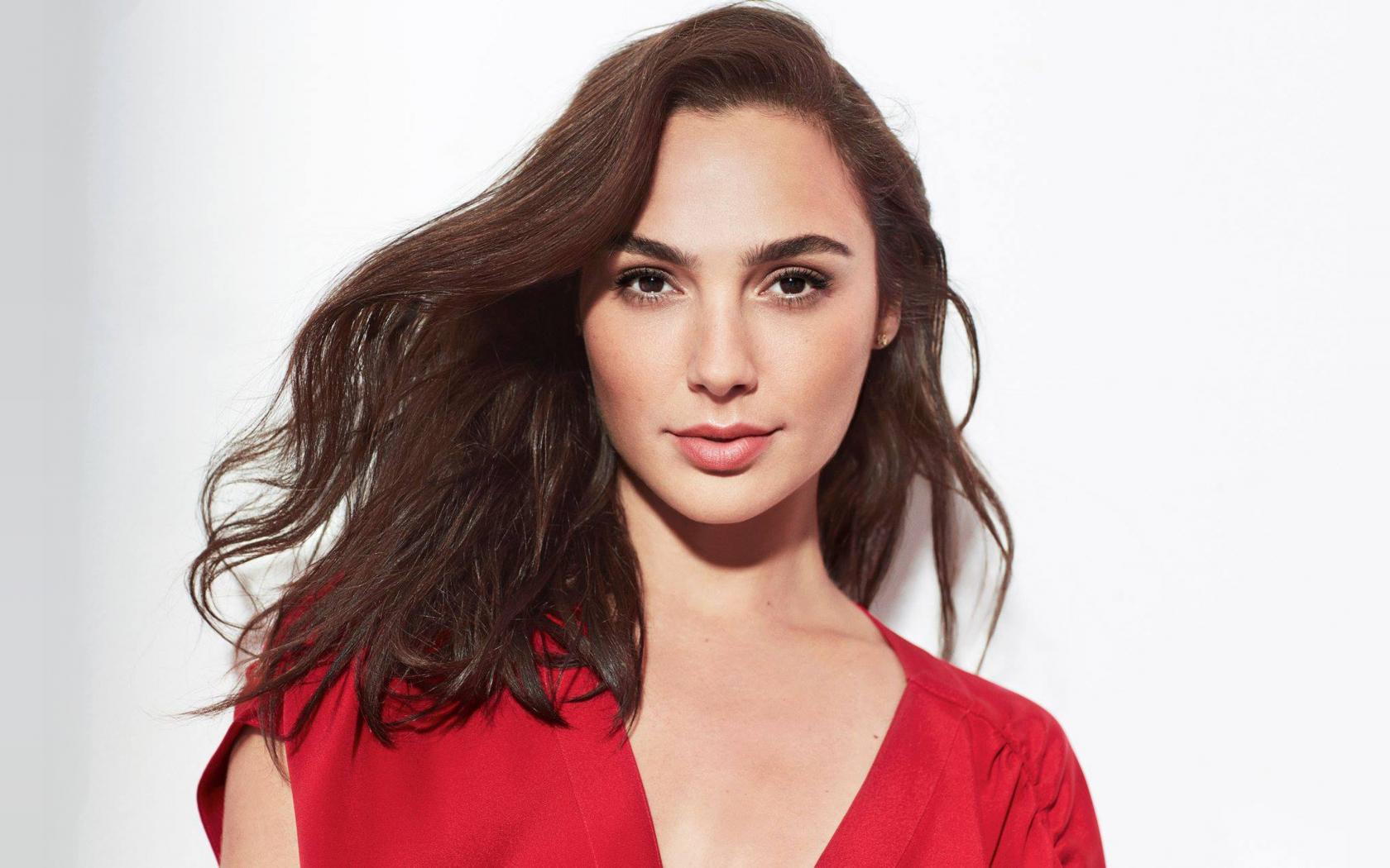 Gal Gadot Funny Wallpapers