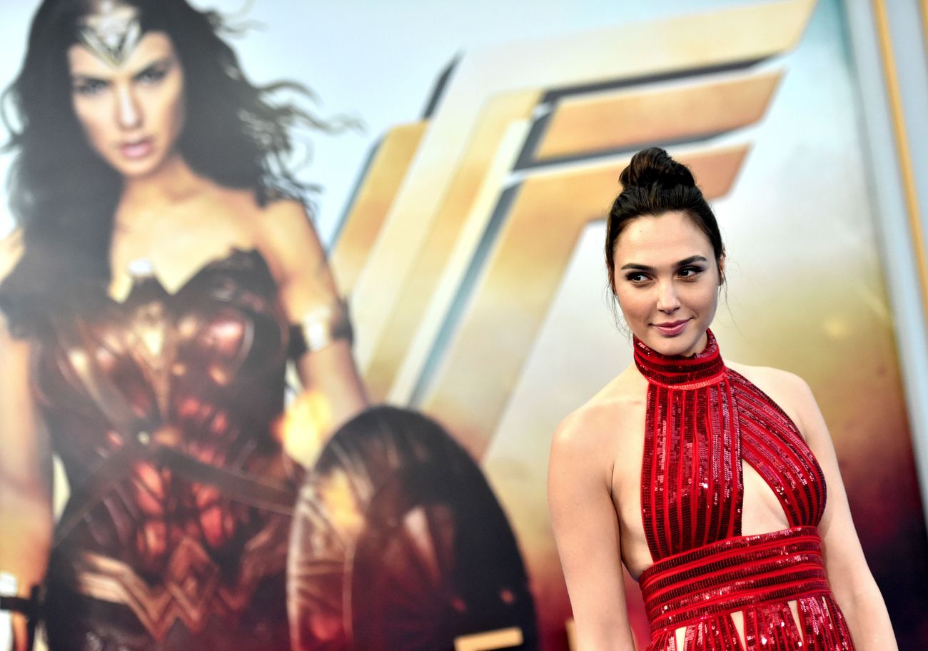 Gal Gadot Yellow Dress Wallpapers