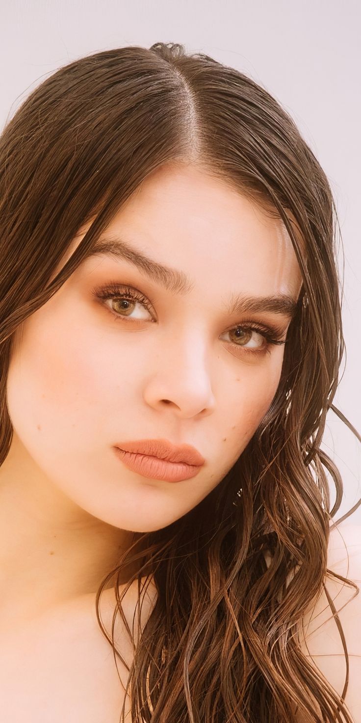 Hailee Steinfeld Comic Com 2018 Portrait Wallpapers