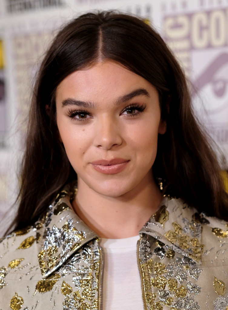 Hailee Steinfeld Comic Com 2018 Portrait Wallpapers