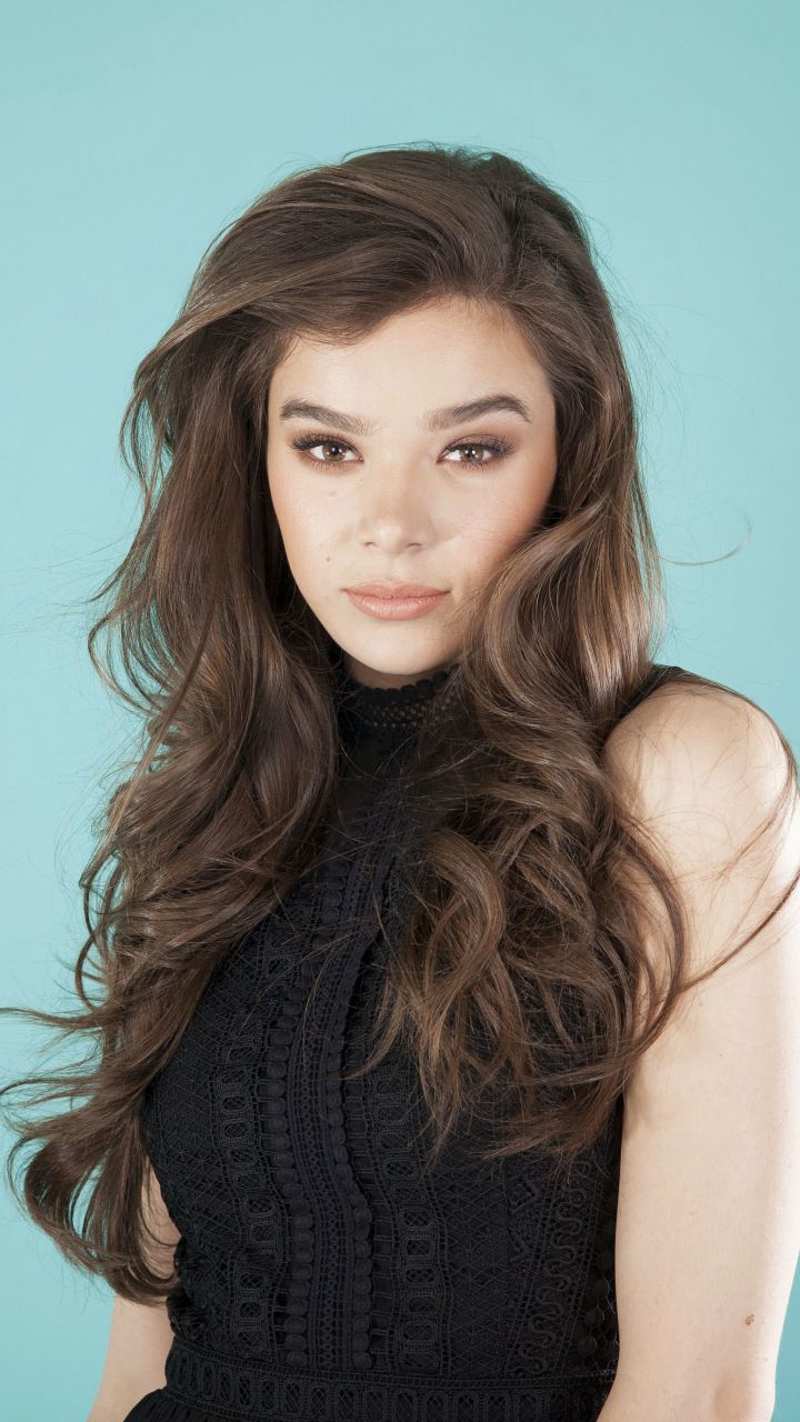 Hailee Steinfeld Comic Com 2018 Portrait Wallpapers