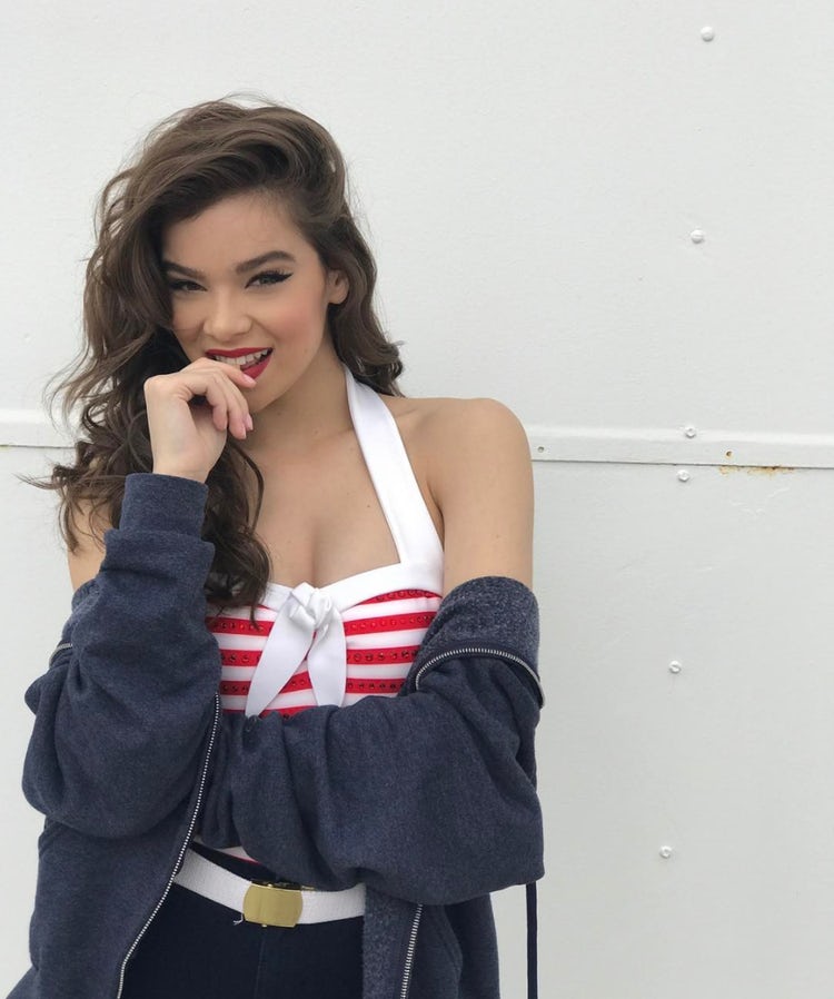 Hailee Steinfeld Hot Work Out Photoshoot Wallpapers