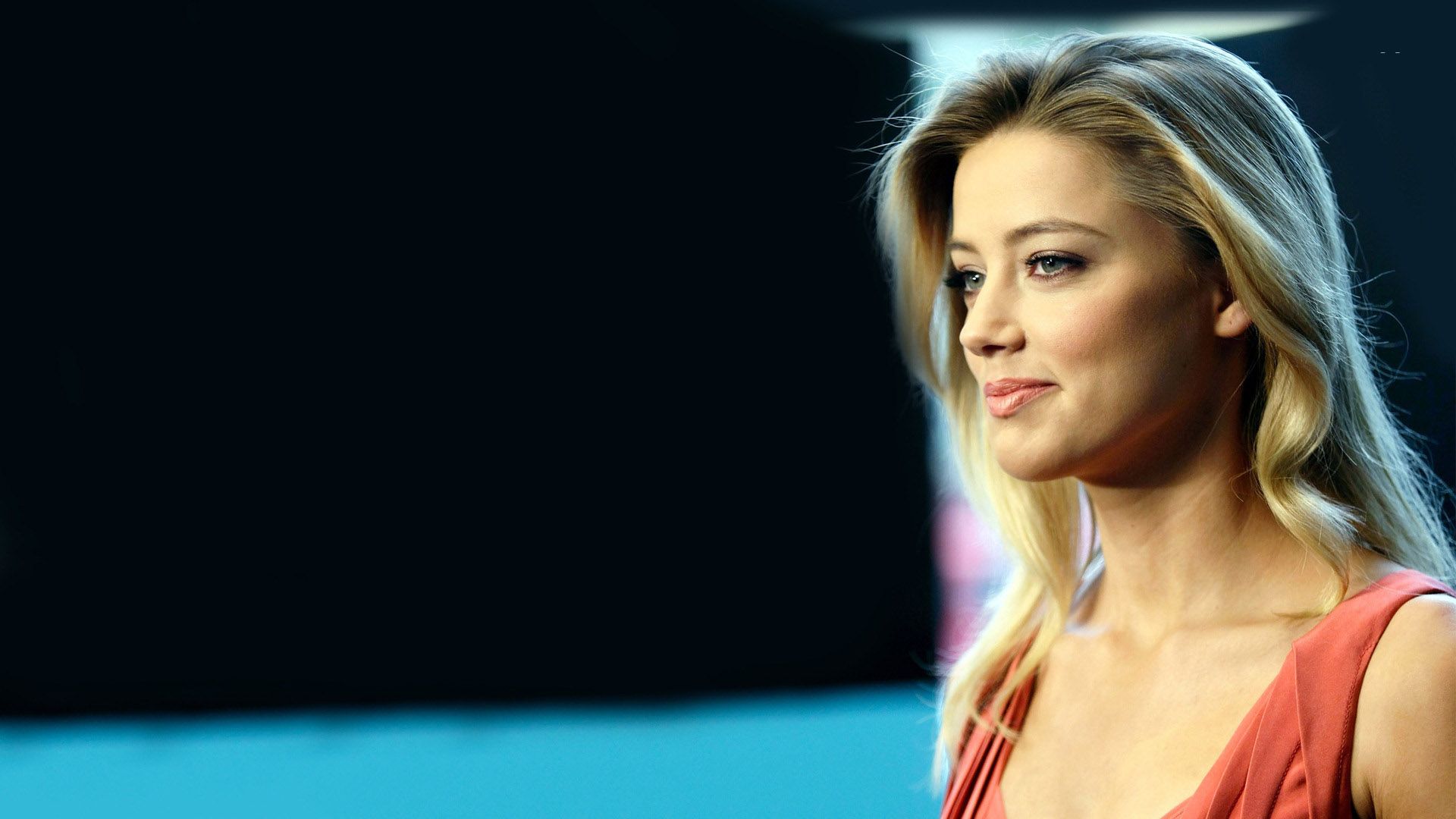 Hot Amber Heard In Blue Wallpapers