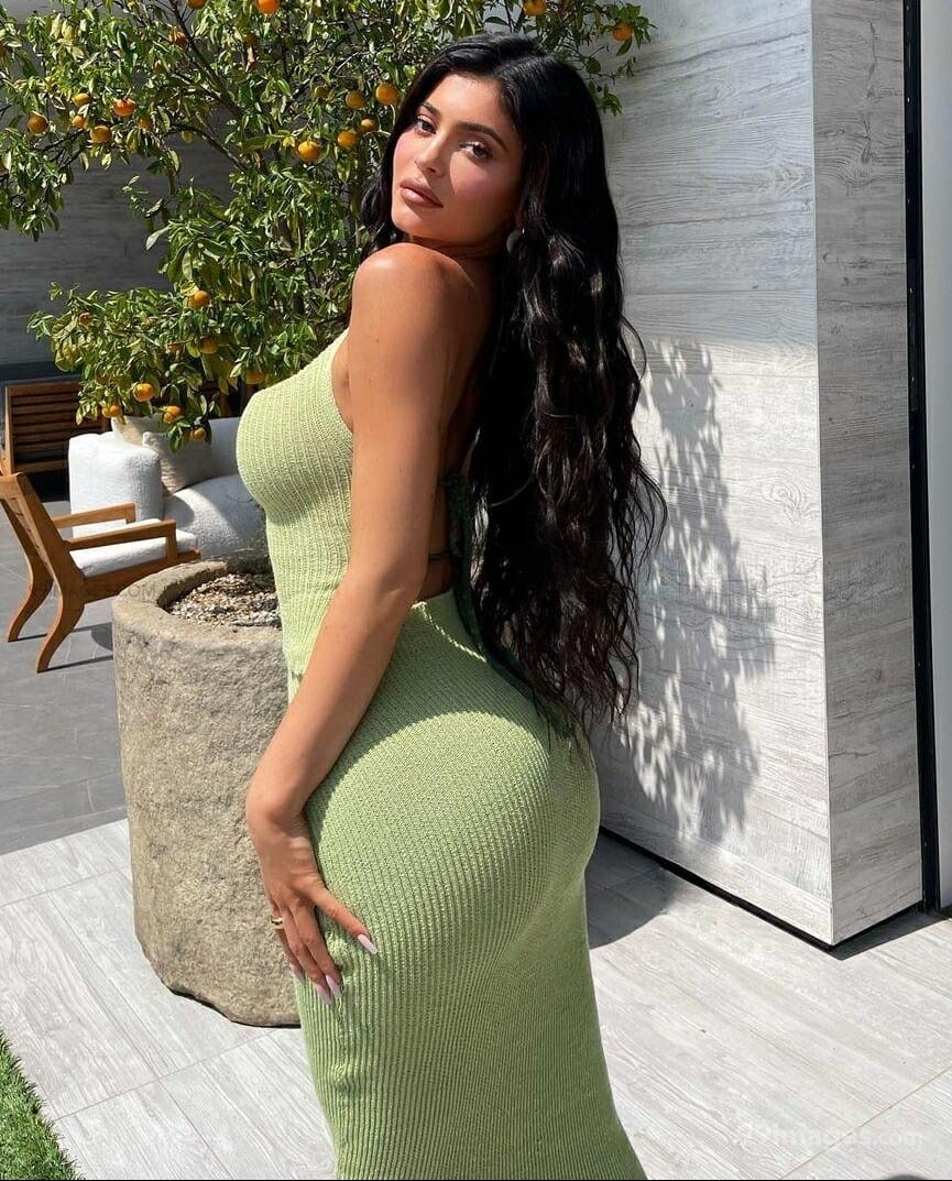 Hot Kylie Jenner in Back Wallpapers