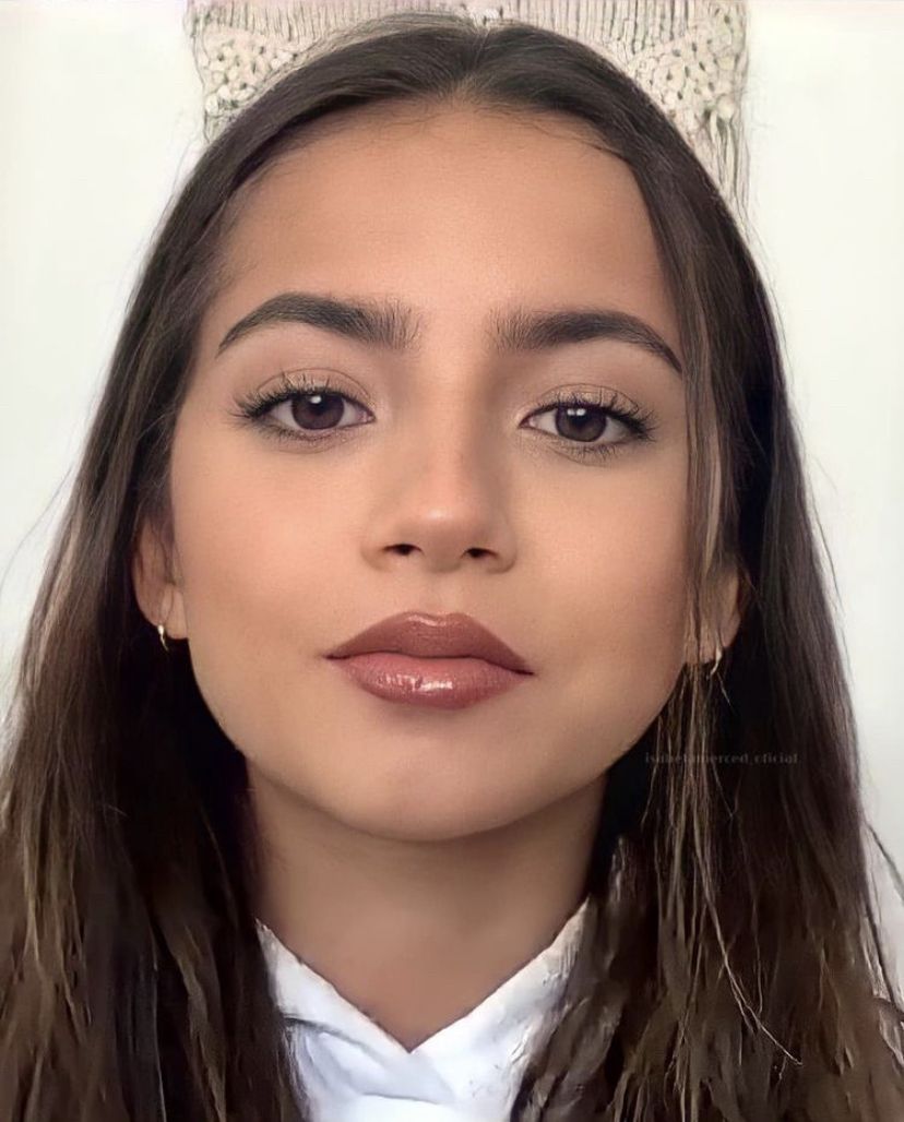 Isabela Moner Face Wallpapers