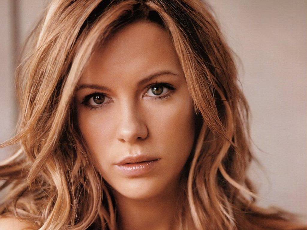 Kate Beckinsale Cute Smile  Wallpapers