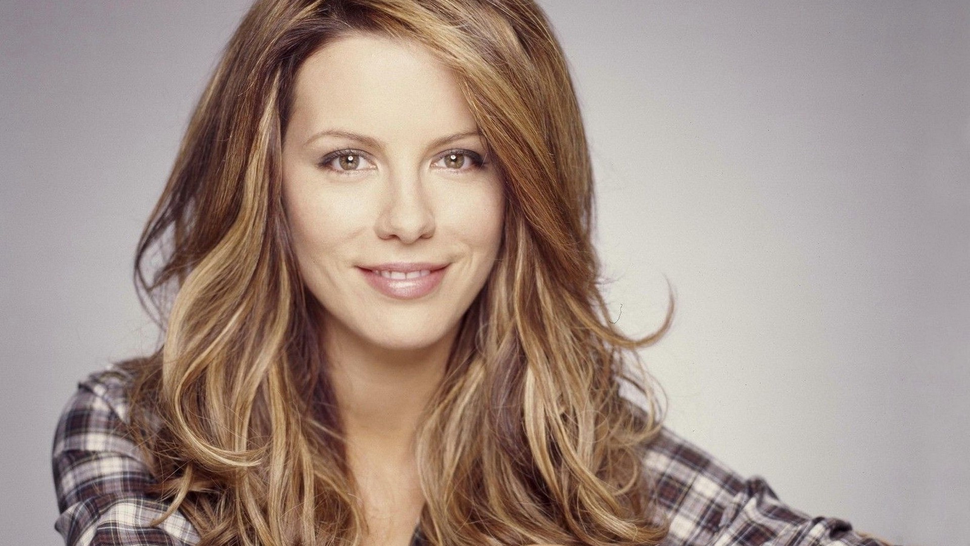 Kate Beckinsale Cute Smile  Wallpapers