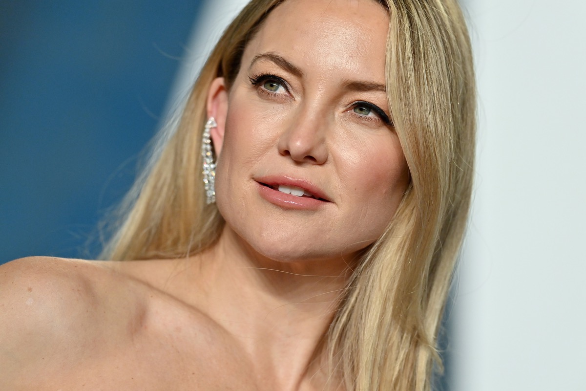 Kate Hudson Cute Pose Wallpapers