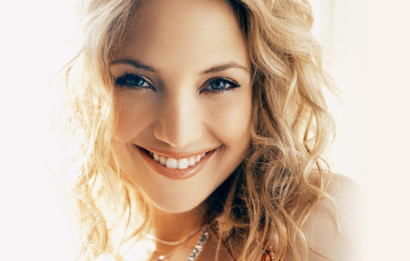 Kate Hudson smiles Wallpapers