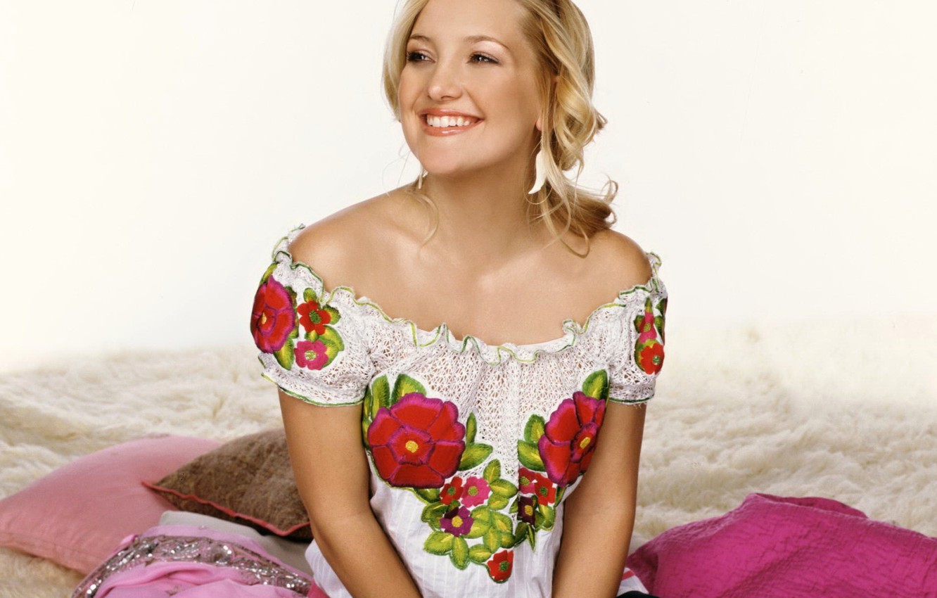 Kate Hudson smiles Wallpapers