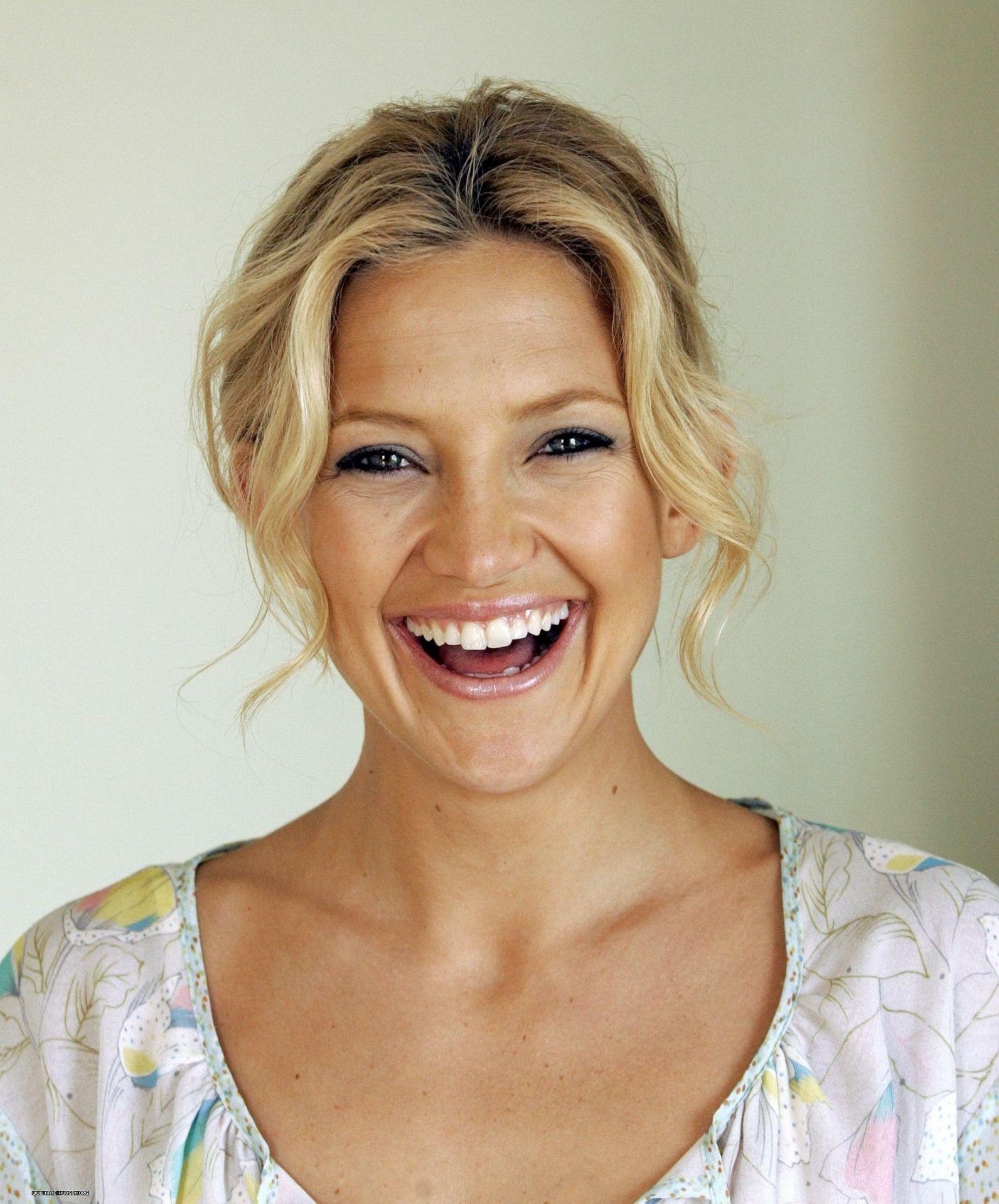 Kate Hudson smiles Wallpapers