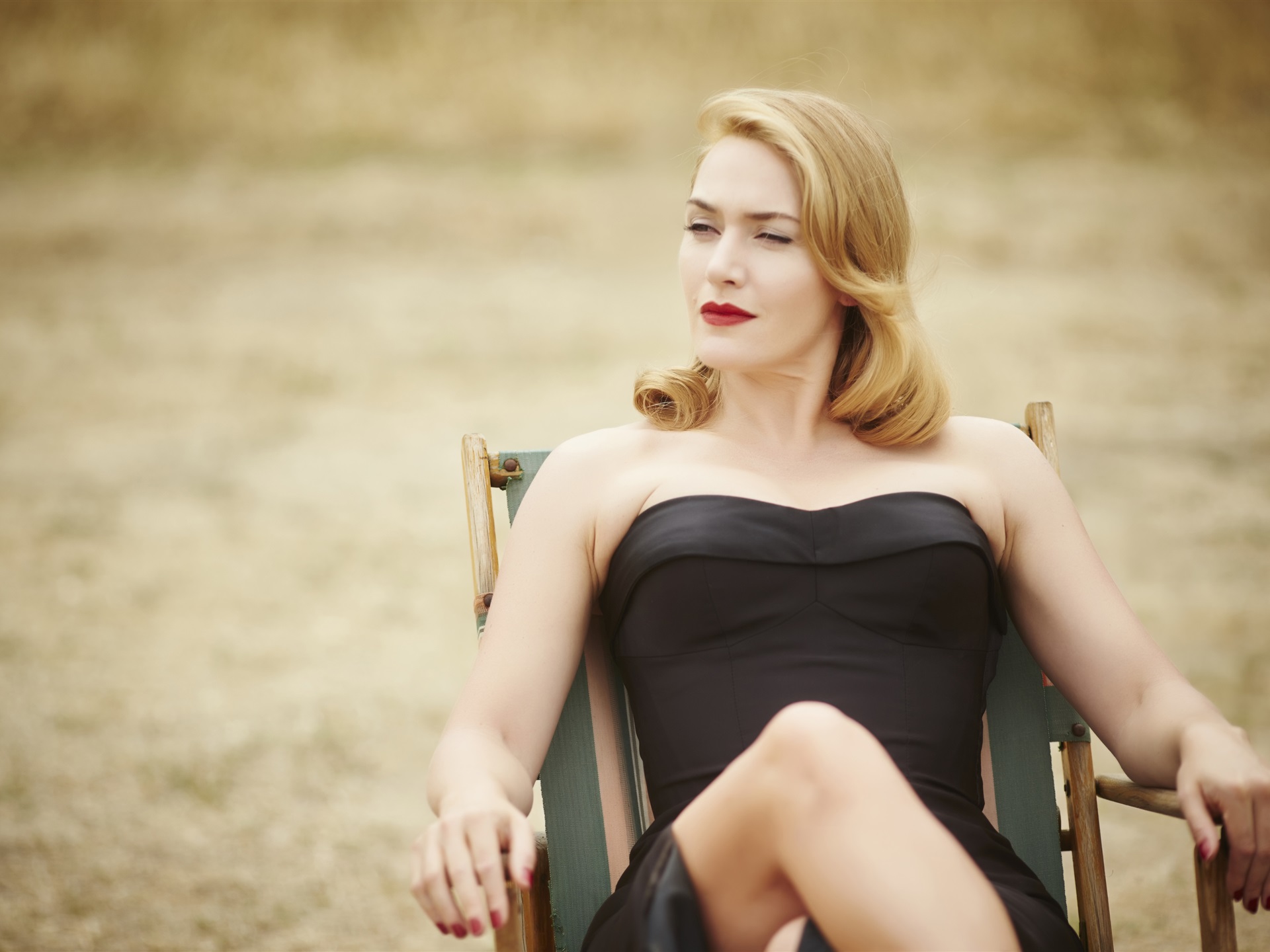 Kate Winslet On Sofa Images Wallpapers