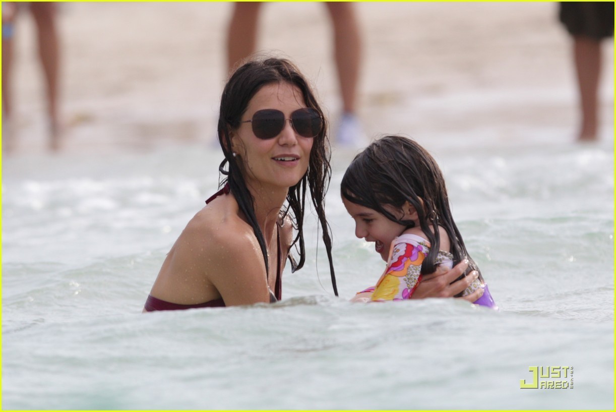 Katie Holmes Beach Wallpapers