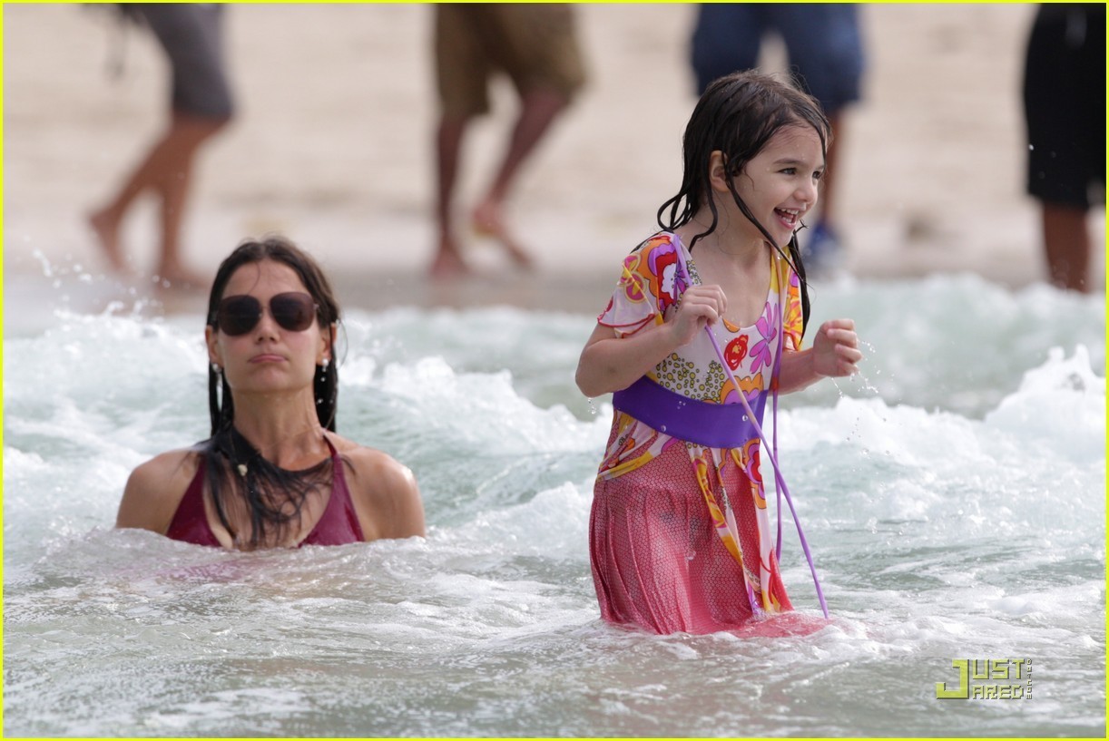 Katie Holmes Beach Wallpapers