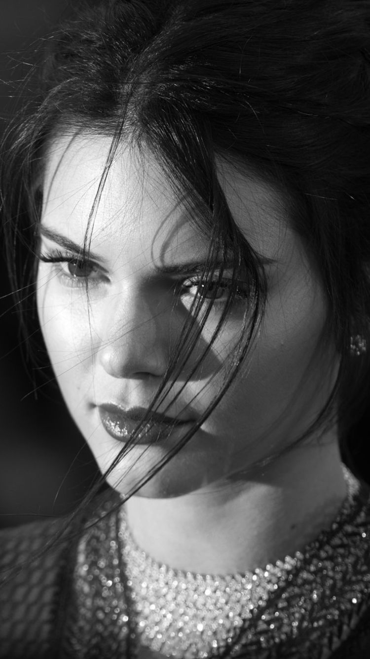 Kendall Jenner Monochrome Wallpapers