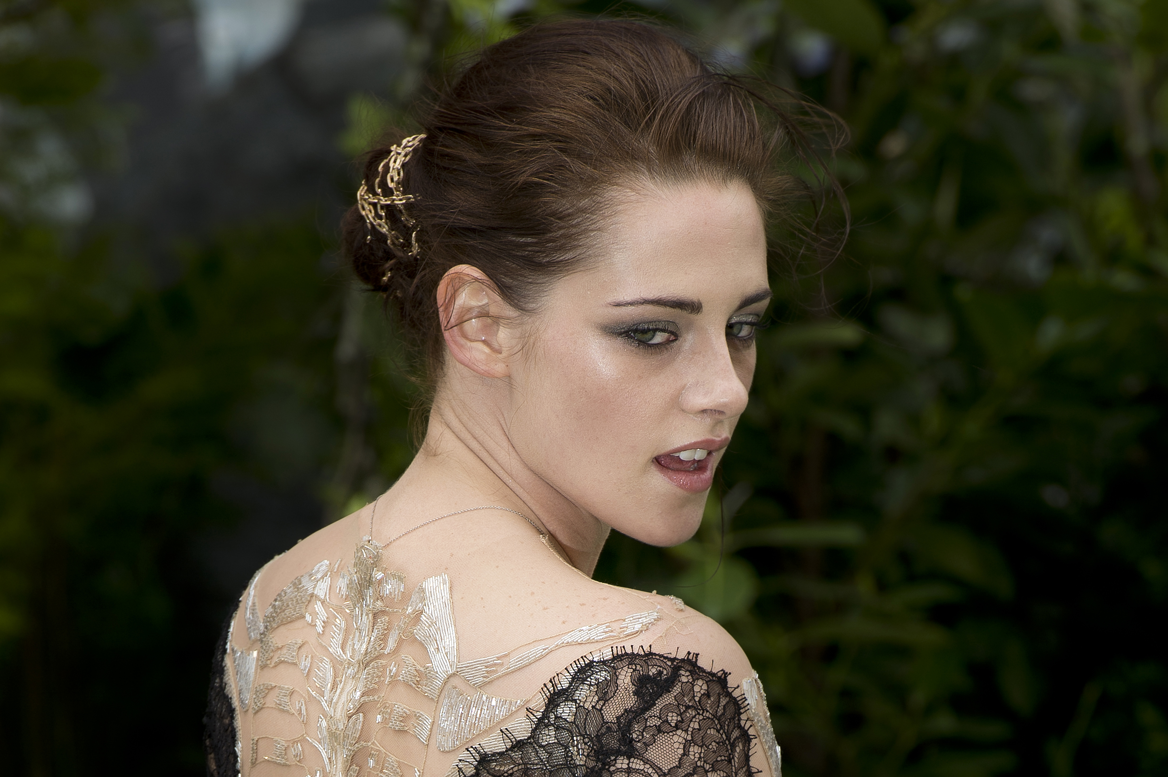 Kristen Stewart in White Outdoor Wallpapers