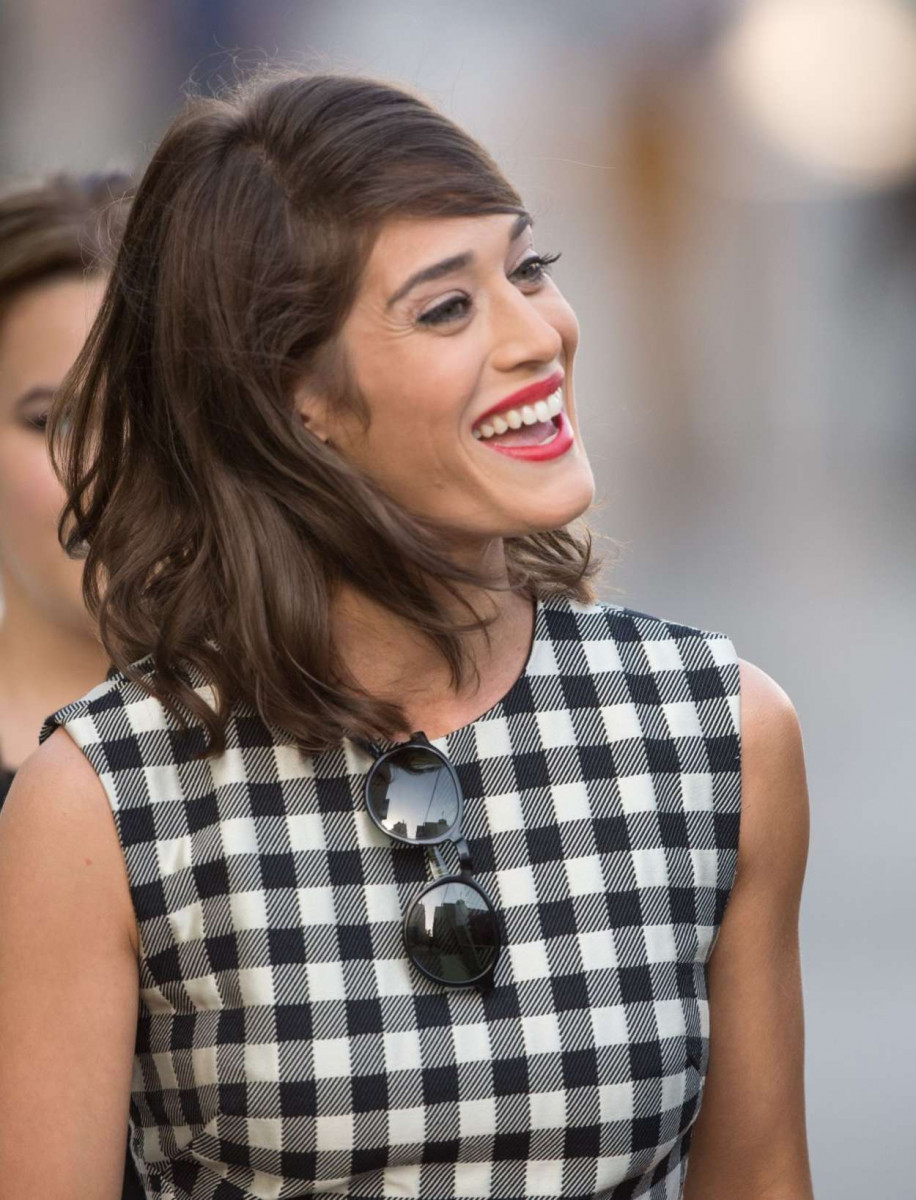 Lizzy Caplan Wallpapers