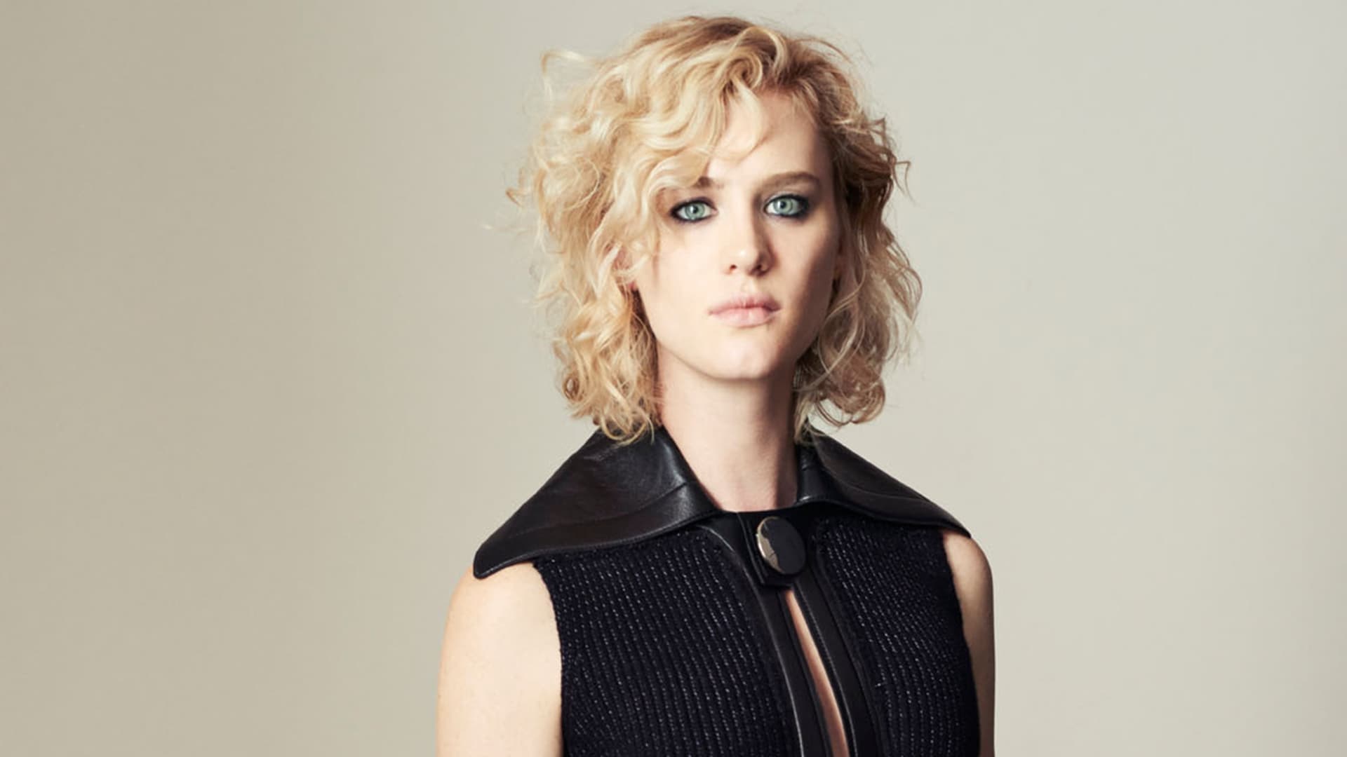 Mackenzie Davis Actress Photoshoot Wallpapers