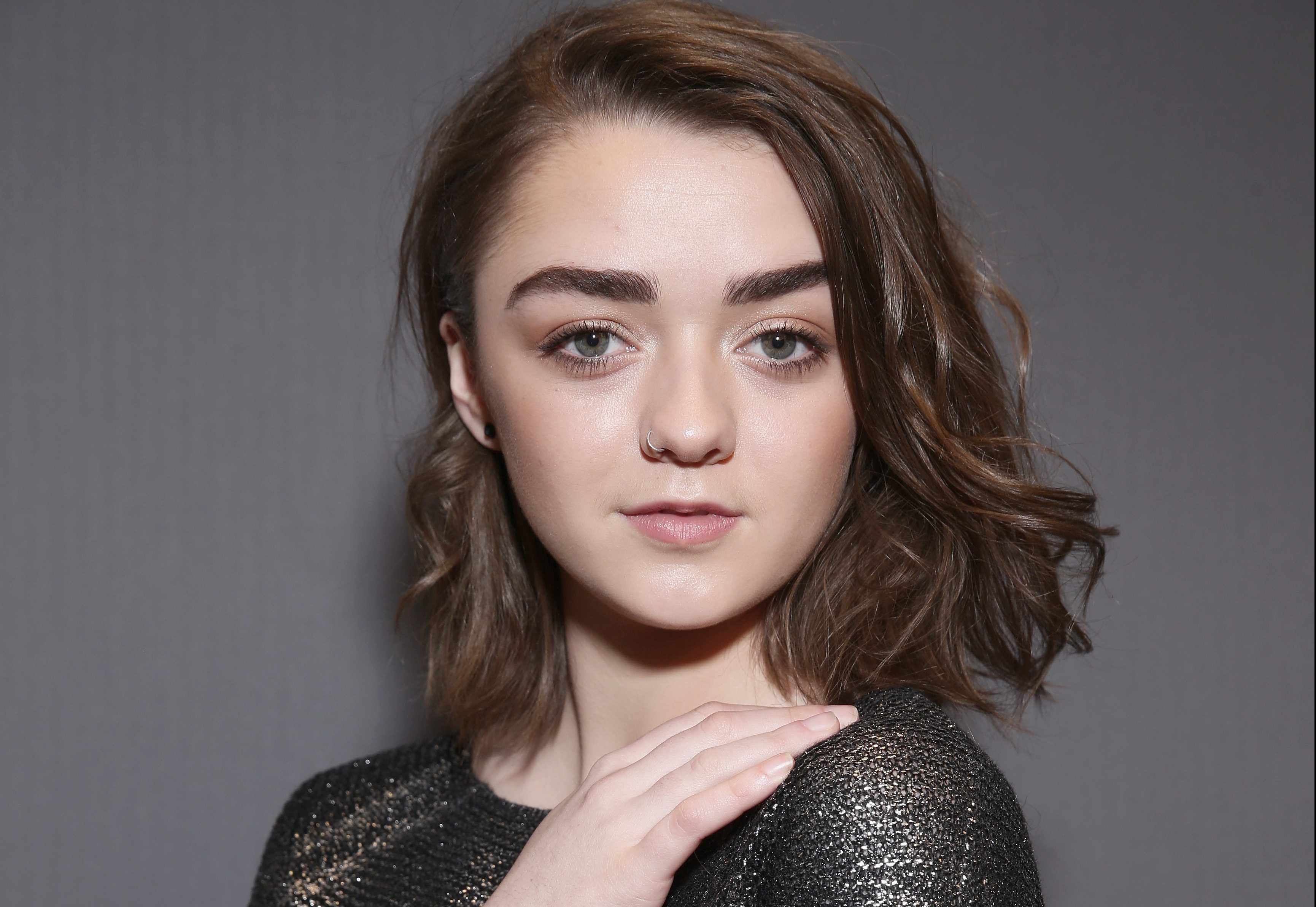 Maisie Williams with Owl Wallpapers