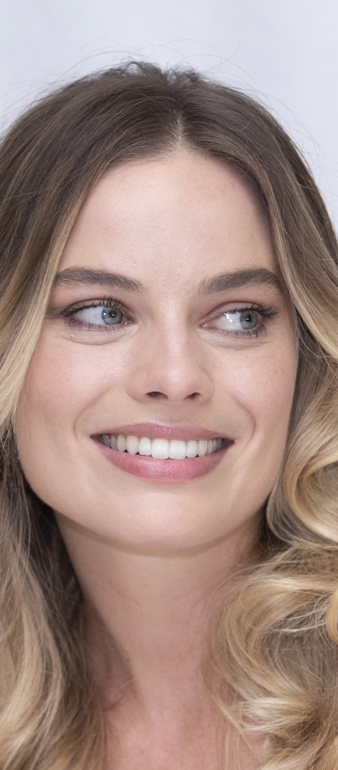 Margot Robbie Beautiful Smile Wallpapers