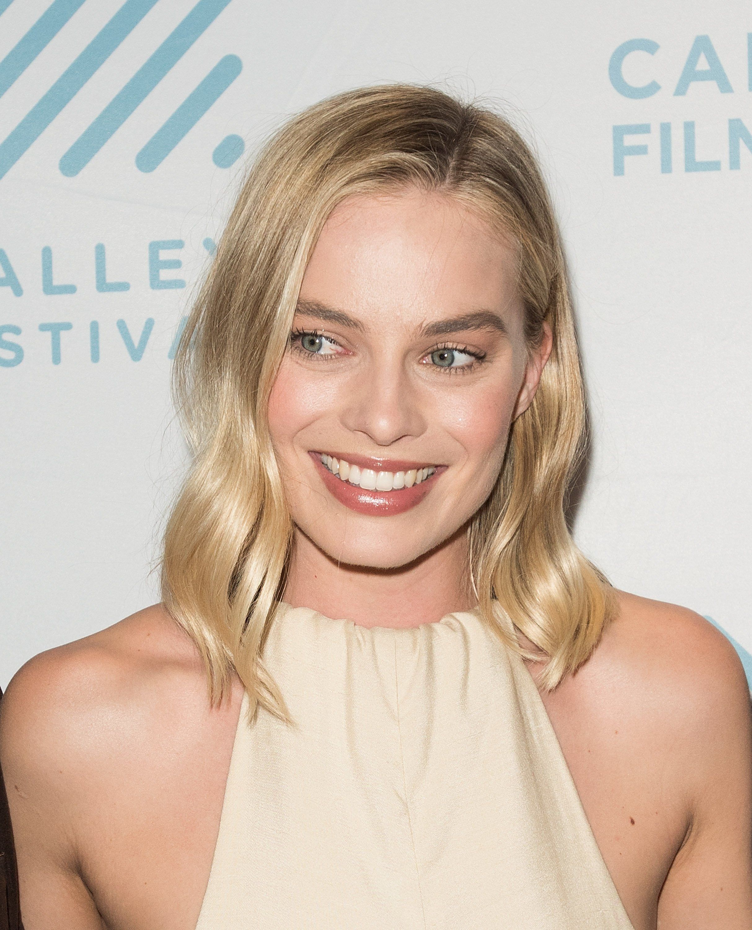 Margot Robbie Beautiful Smile Wallpapers