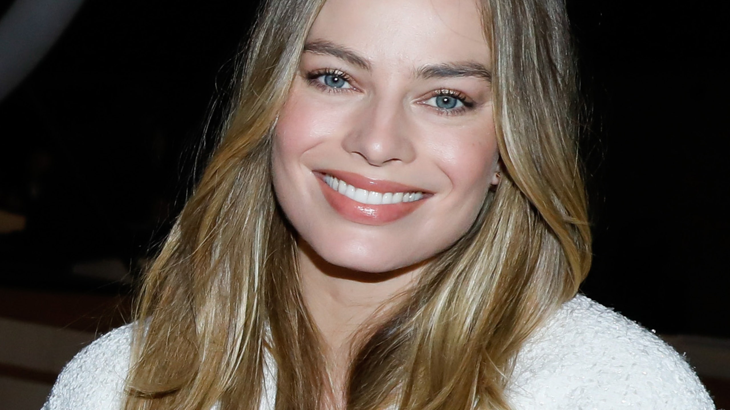 Margot Robbie Beautiful Smile Wallpapers