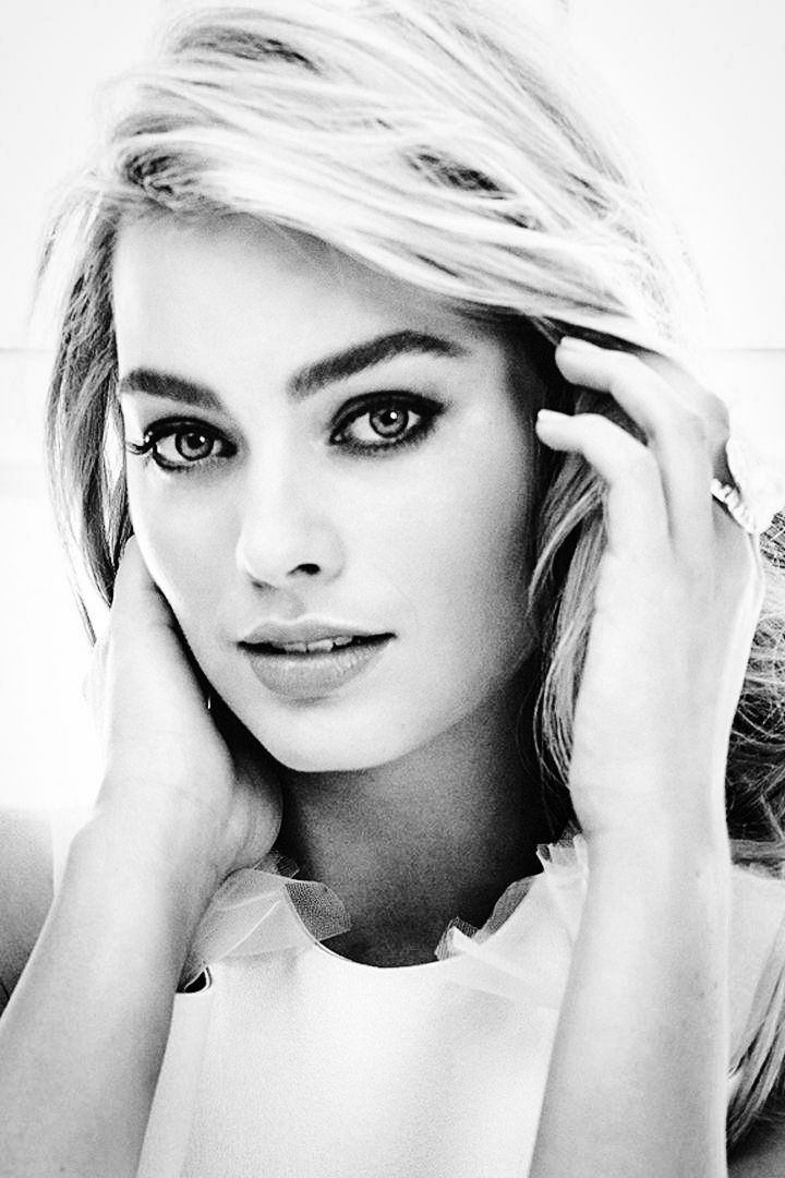 Margot Robbie Hot Monochrome Wallpapers