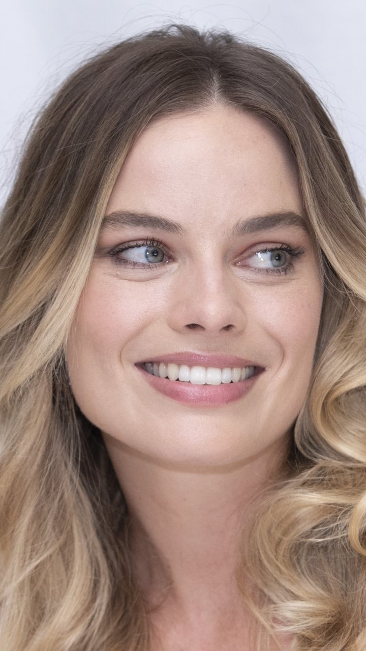 Margot Robbie Smiling Wallpapers