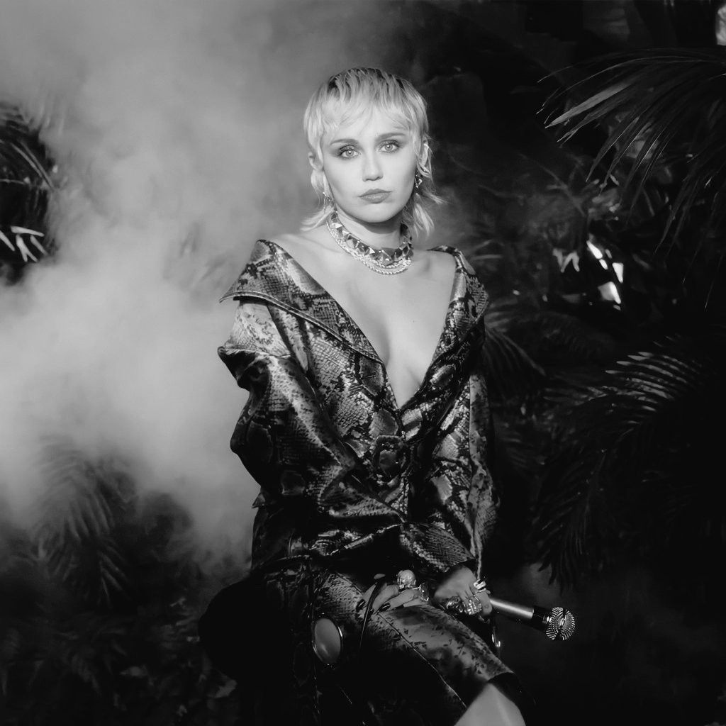 Miley Cyrus Monochrome Wallpapers