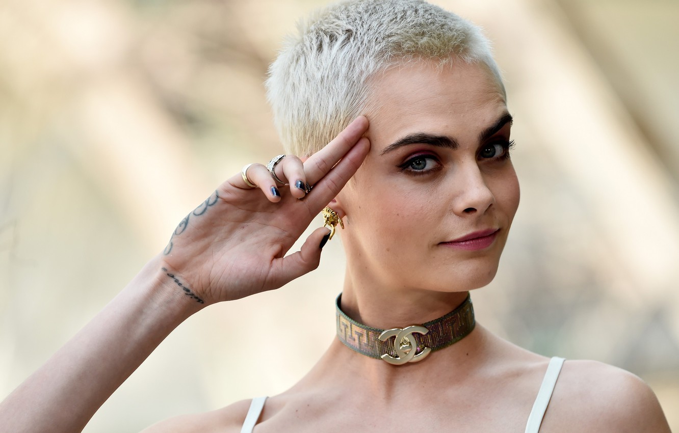 Model Cara Delevingne Short Hair Wallpapers