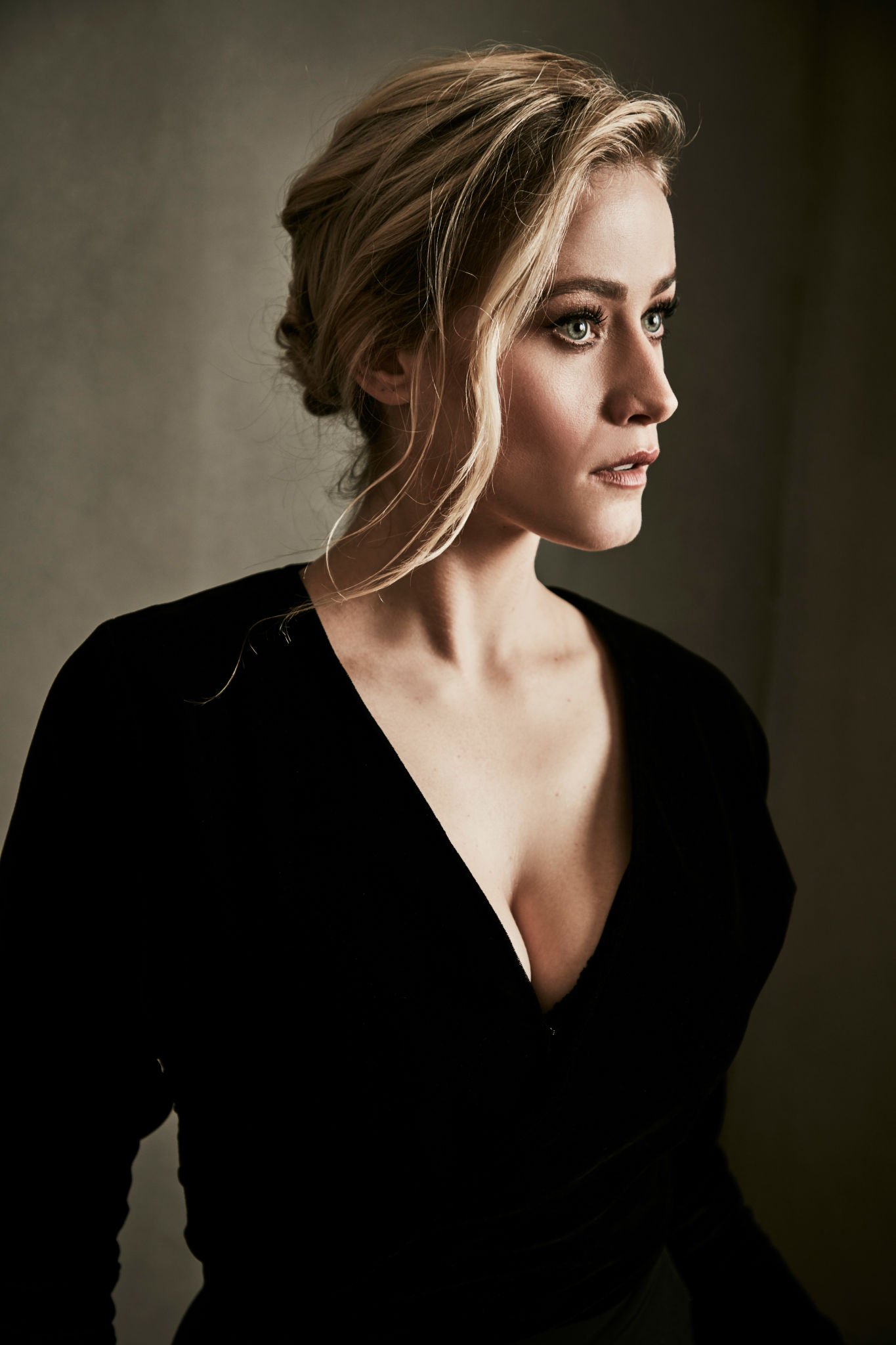 Olivia Taylor Dudley The Magicians Actress Wallpapers