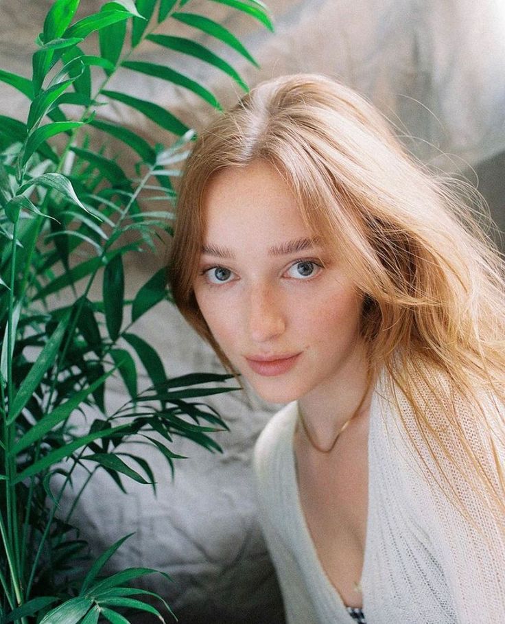 Phoebe Dynevor Cute Wallpapers