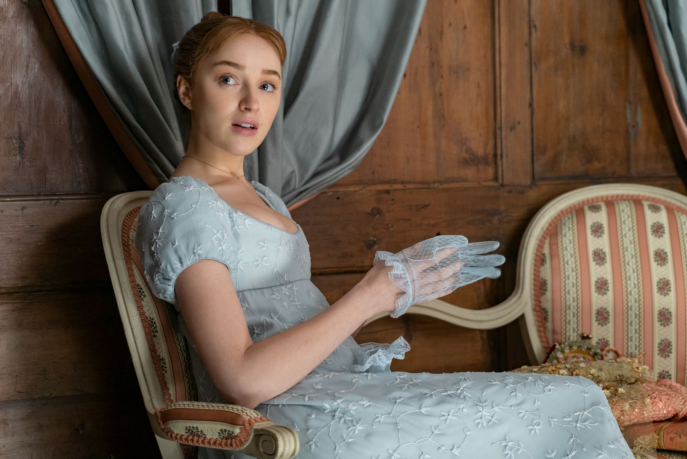 Phoebe Dynevor Cute 2021 Wallpapers