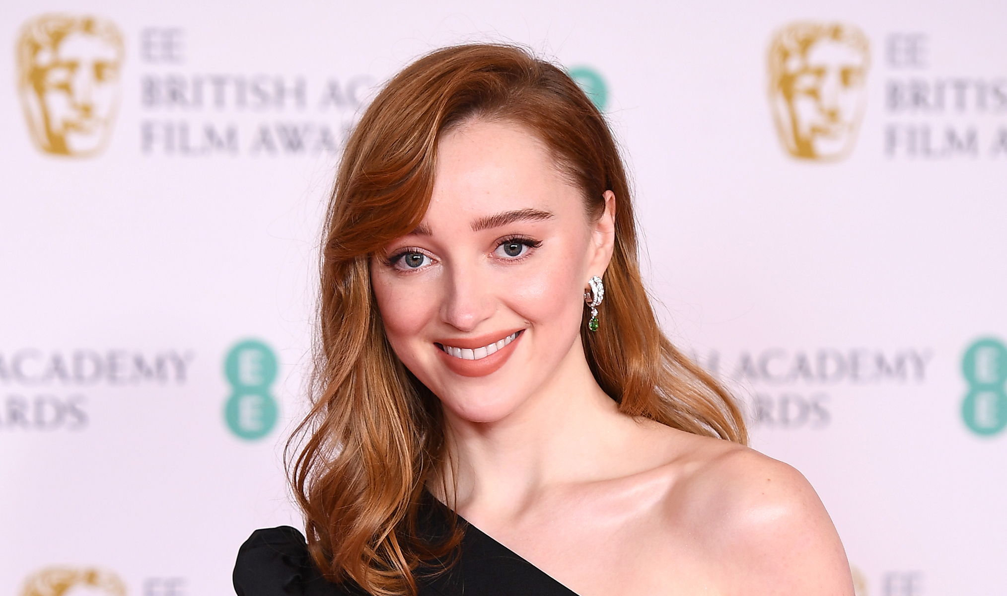 Phoebe Dynevor Cute 2021 Wallpapers